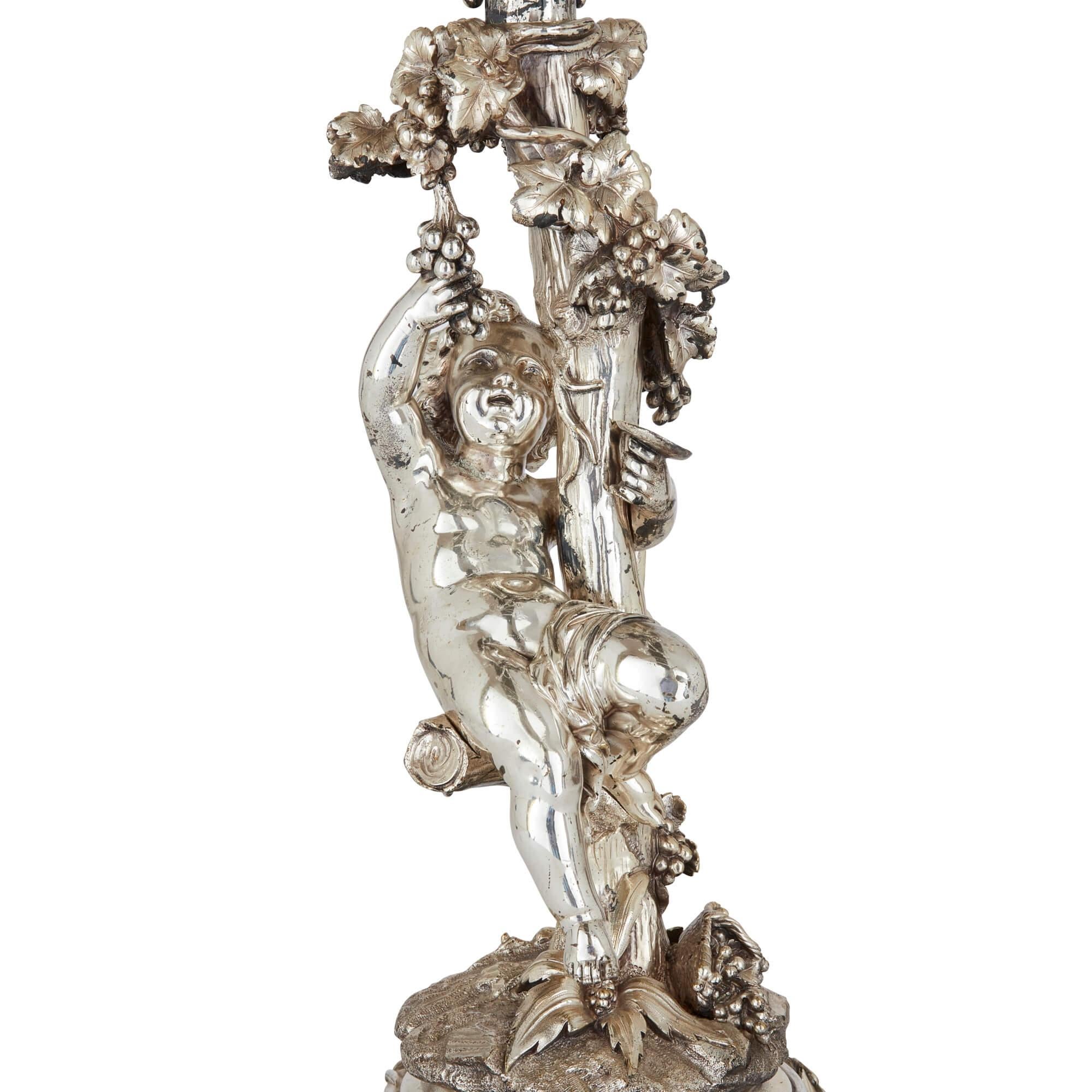 Francese Coppia di antichi candelabri a sei luci in bronzo argentato di Christofle in vendita