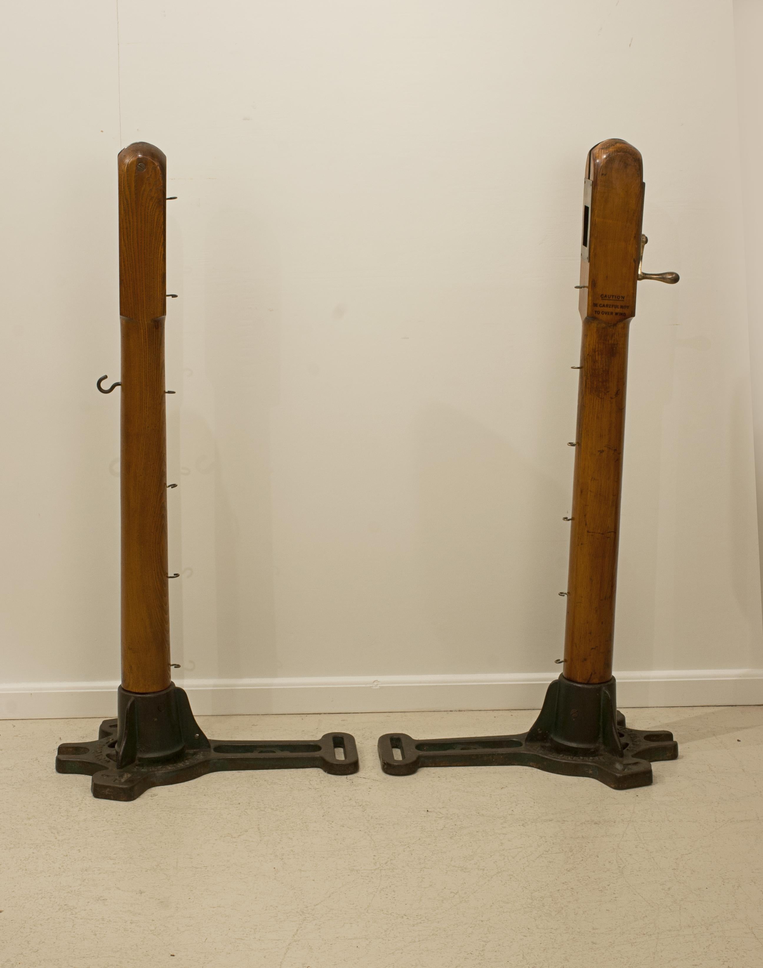 Pair of Antique Slazenger Tennis Posts In Good Condition For Sale In Oxfordshire, GB
