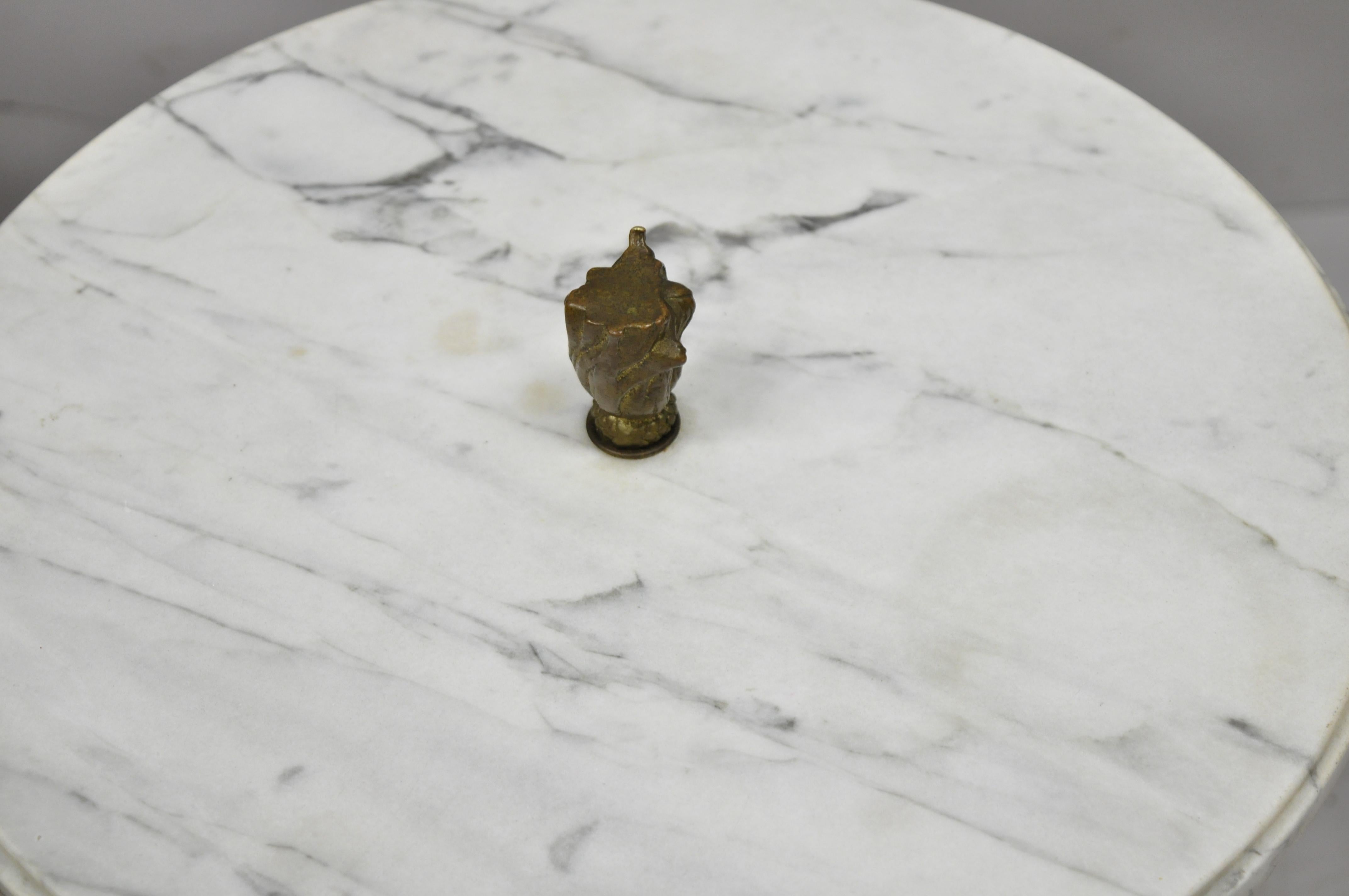 Paire d'anciennes petites tables d'appoint en bronze et marbre de la Renaissance italienne en vente 2