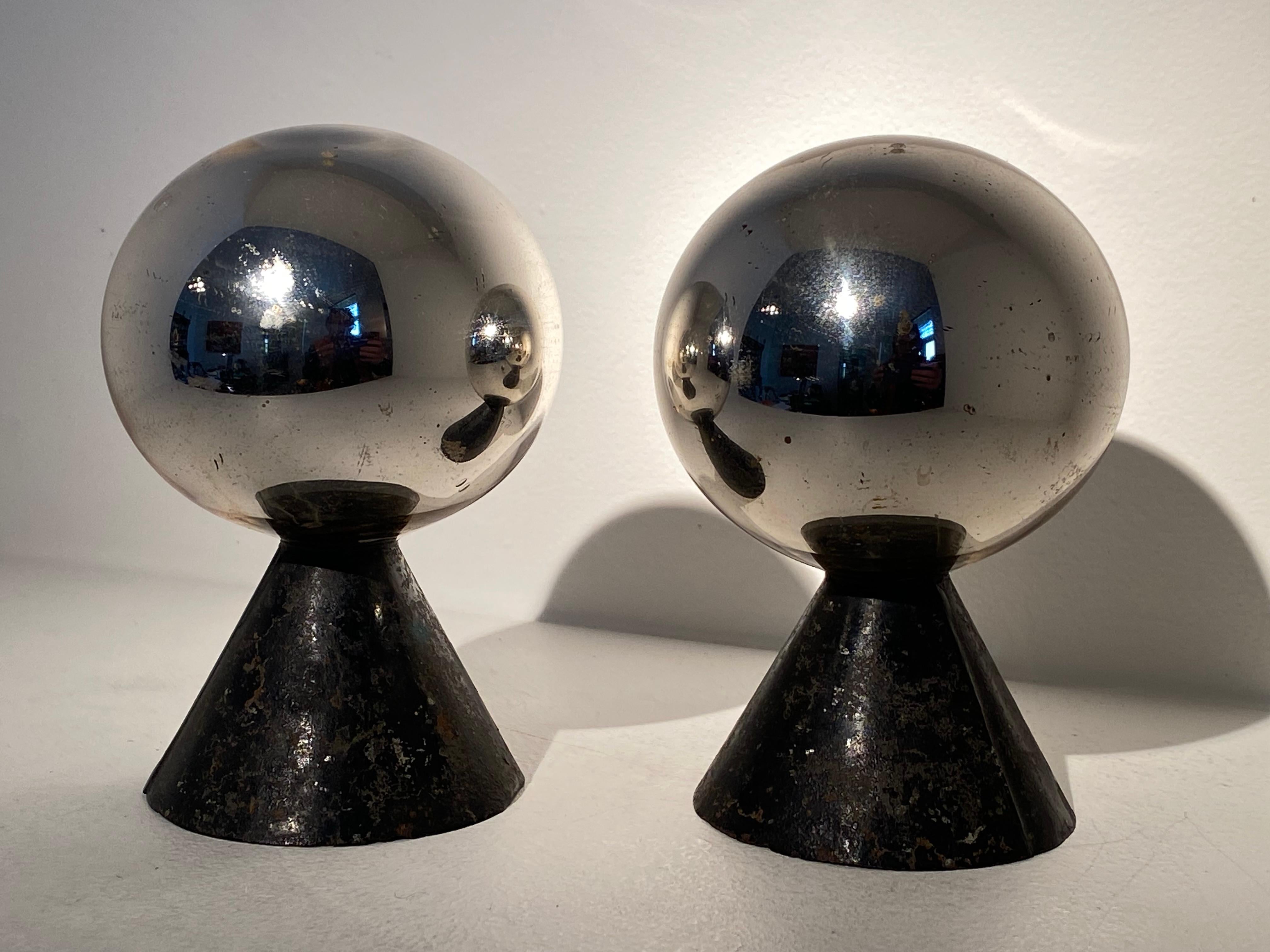 An exceptional small pair of English balls in Mercury Glass,
mounted on a Wooden Base,
the mirrored glass has an old and used patina and are miniature Butlers Balls-Mirrors,
very decorative pair of objects, ideal to place in your Cabinet of
