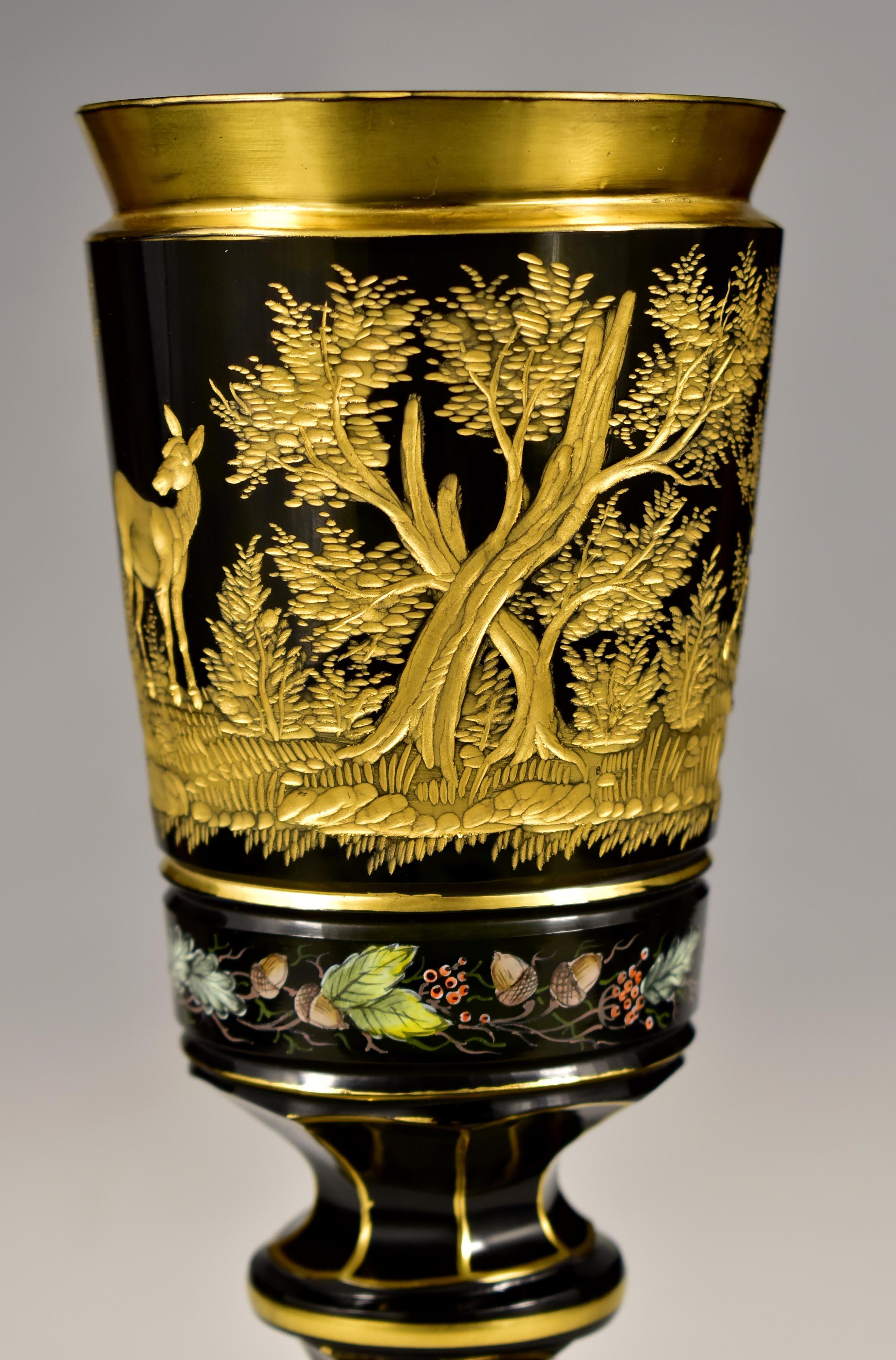 Biedermeier Coppia di antichi calici in vetro fumé con incisione dorata del genere caccia.