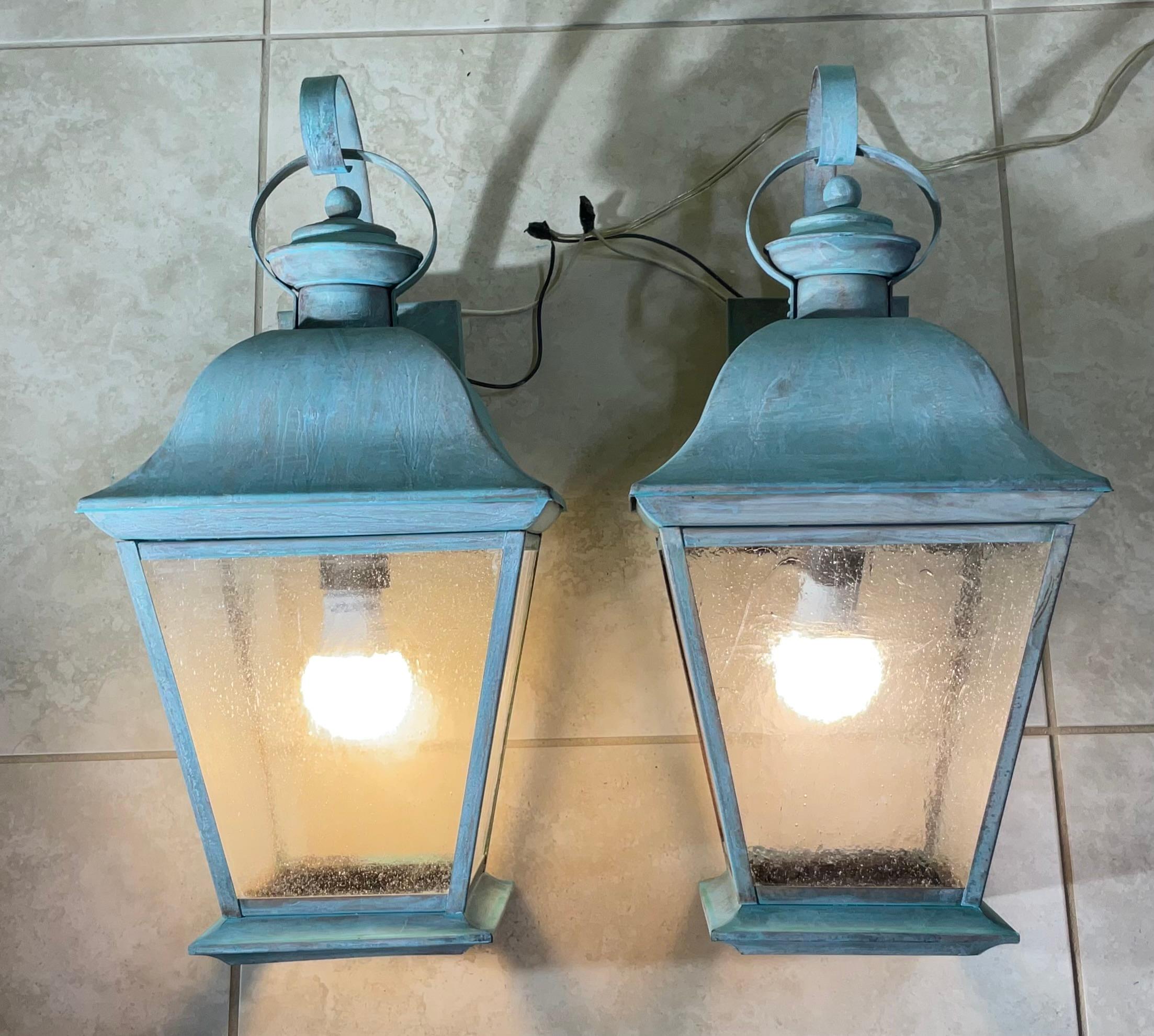 

¡Ilumina tu casa con un toque de historia! Este exquisito par de faroles vintage de latón macizo desprende elegancia atemporal y encanto del viejo mundo. Fabricadas en latón macizo de alta calidad, estas linternas no sólo son visualmente