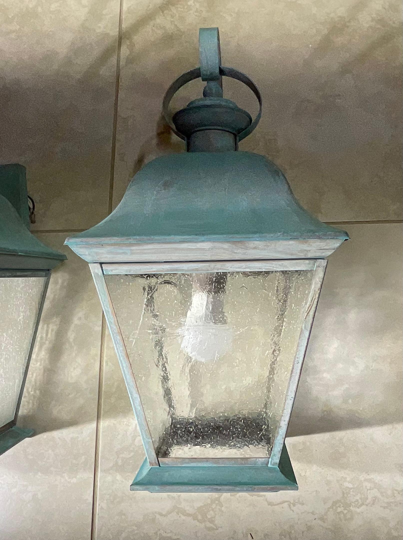 Pareja de faroles antiguos de latón macizo - Elegancia atemporal para tu hogar Estadounidense en venta