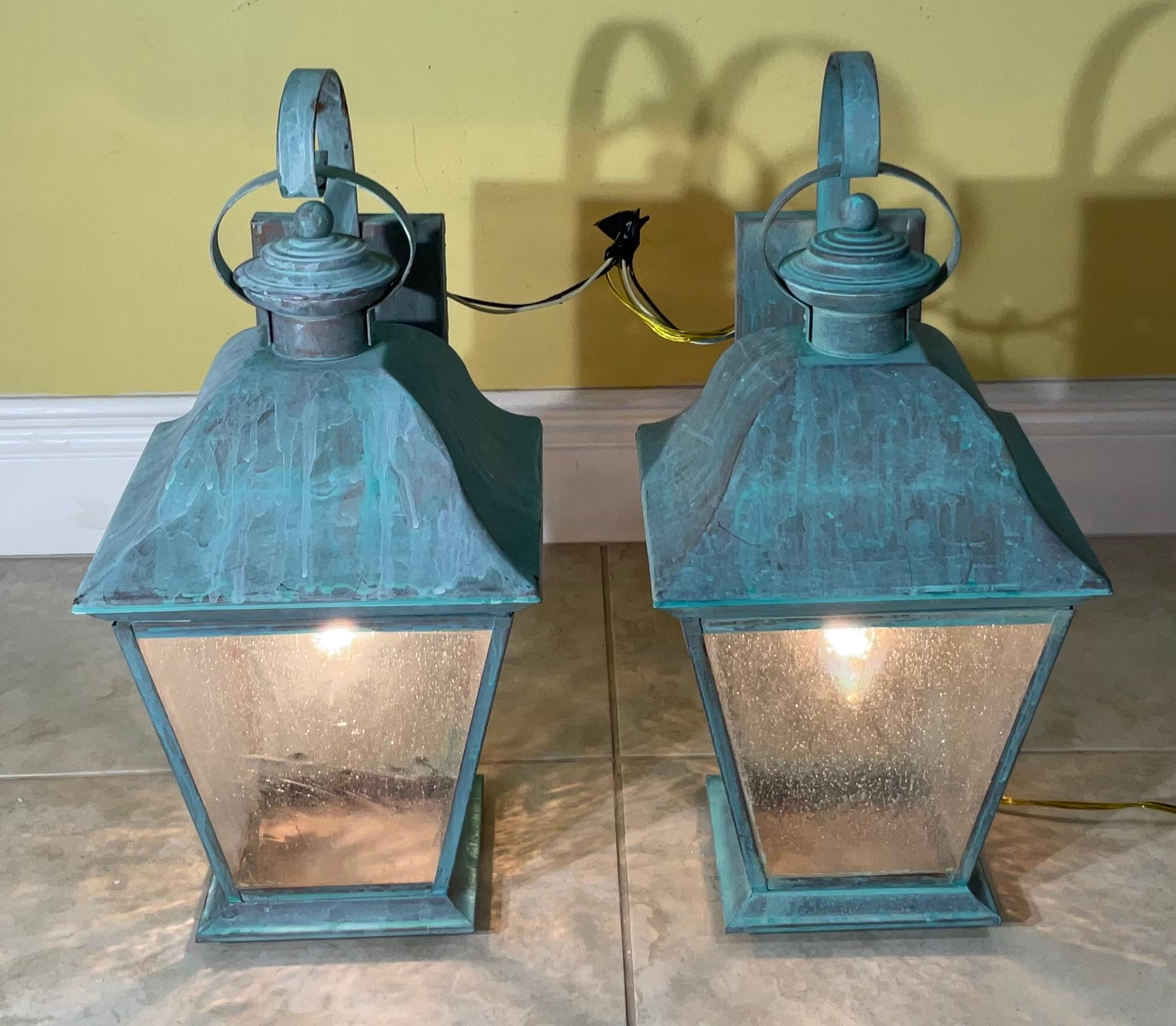 Americano Coppia di lanterne antiche in ottone massiccio - Eleganza senza tempo per la tua casa in vendita
