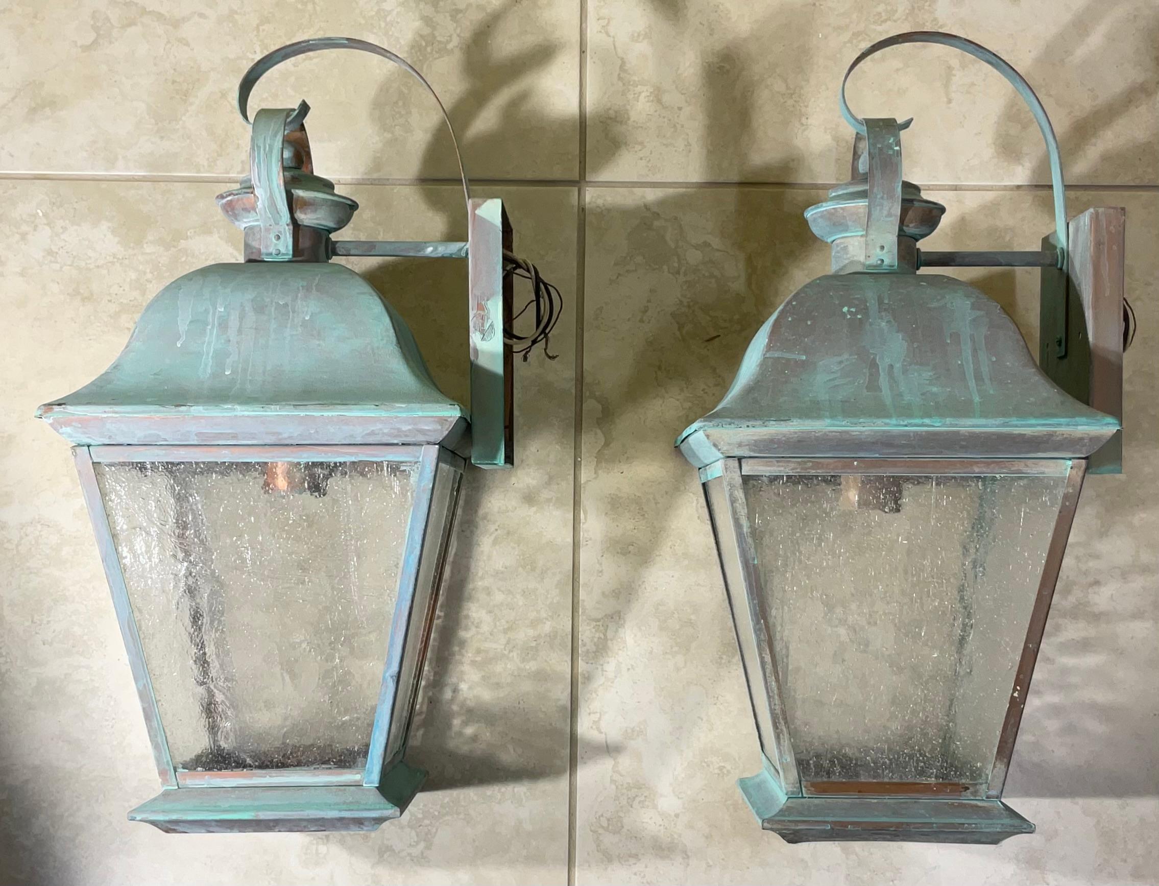 Coppia di lanterne antiche in ottone massiccio - Eleganza senza tempo per la tua casa In condizioni buone in vendita a Delray Beach, FL
