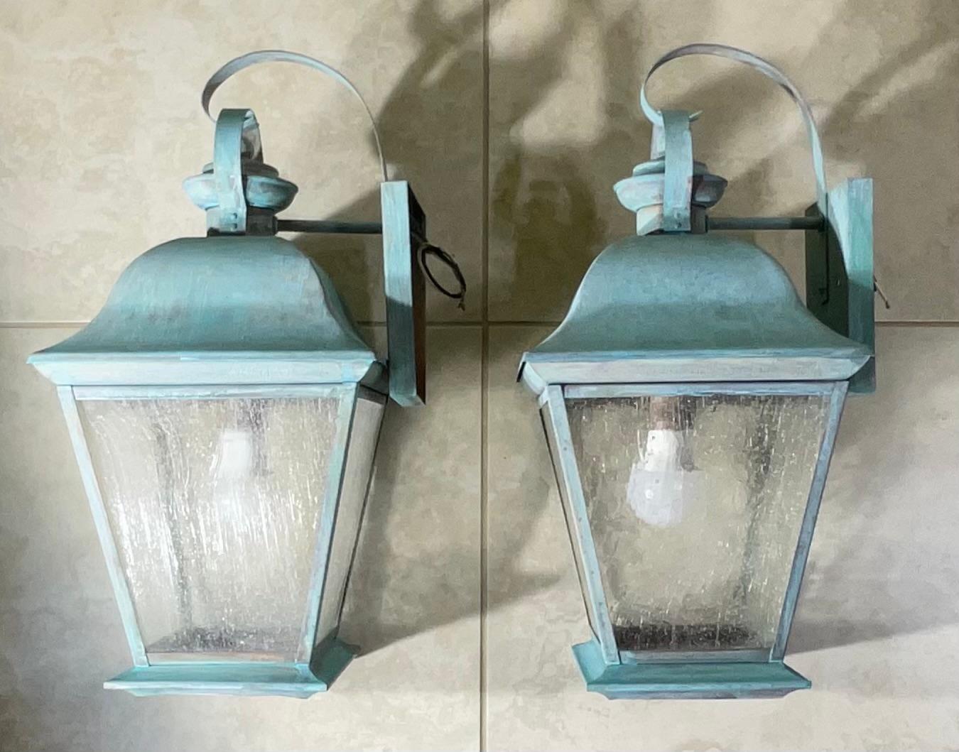 Pareja de faroles antiguos de latón macizo - Elegancia atemporal para tu hogar siglo XX en venta