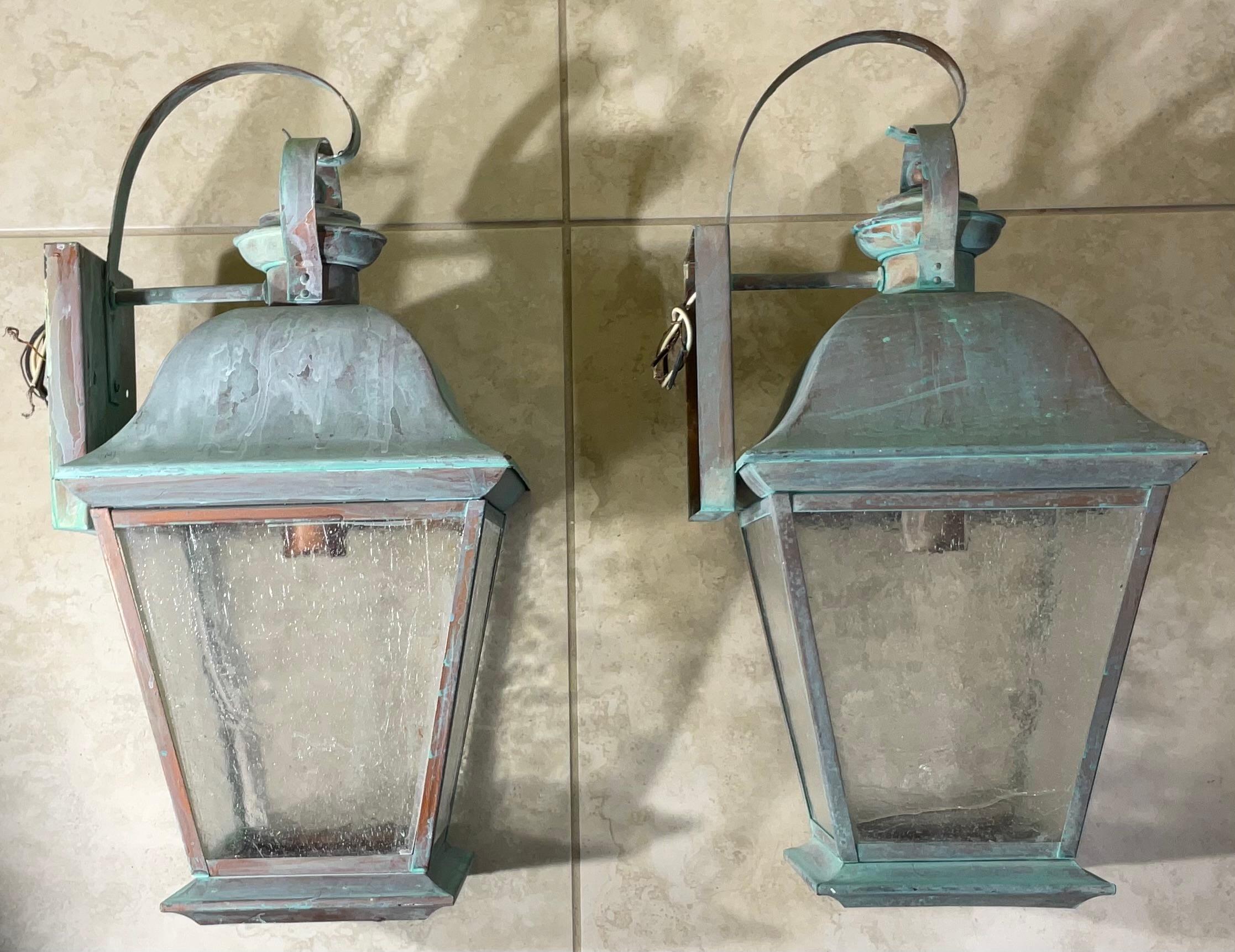XX secolo Coppia di lanterne antiche in ottone massiccio - Eleganza senza tempo per la tua casa in vendita