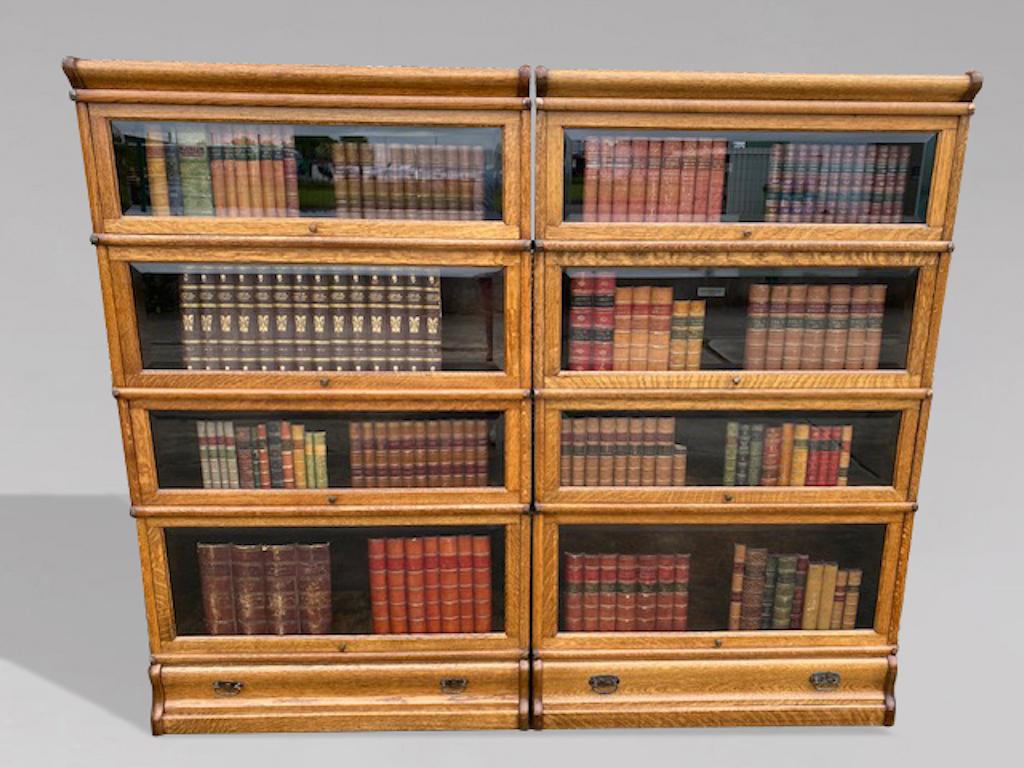 Un par de librerías de seis cuerpos Globe Wernicke antiguas de roble macizo de una calidad impresionante. La parte superior de cornisa moldurada está encima de cuatro secciones de puertas acristaladas biseladas con puertas originales de cristal