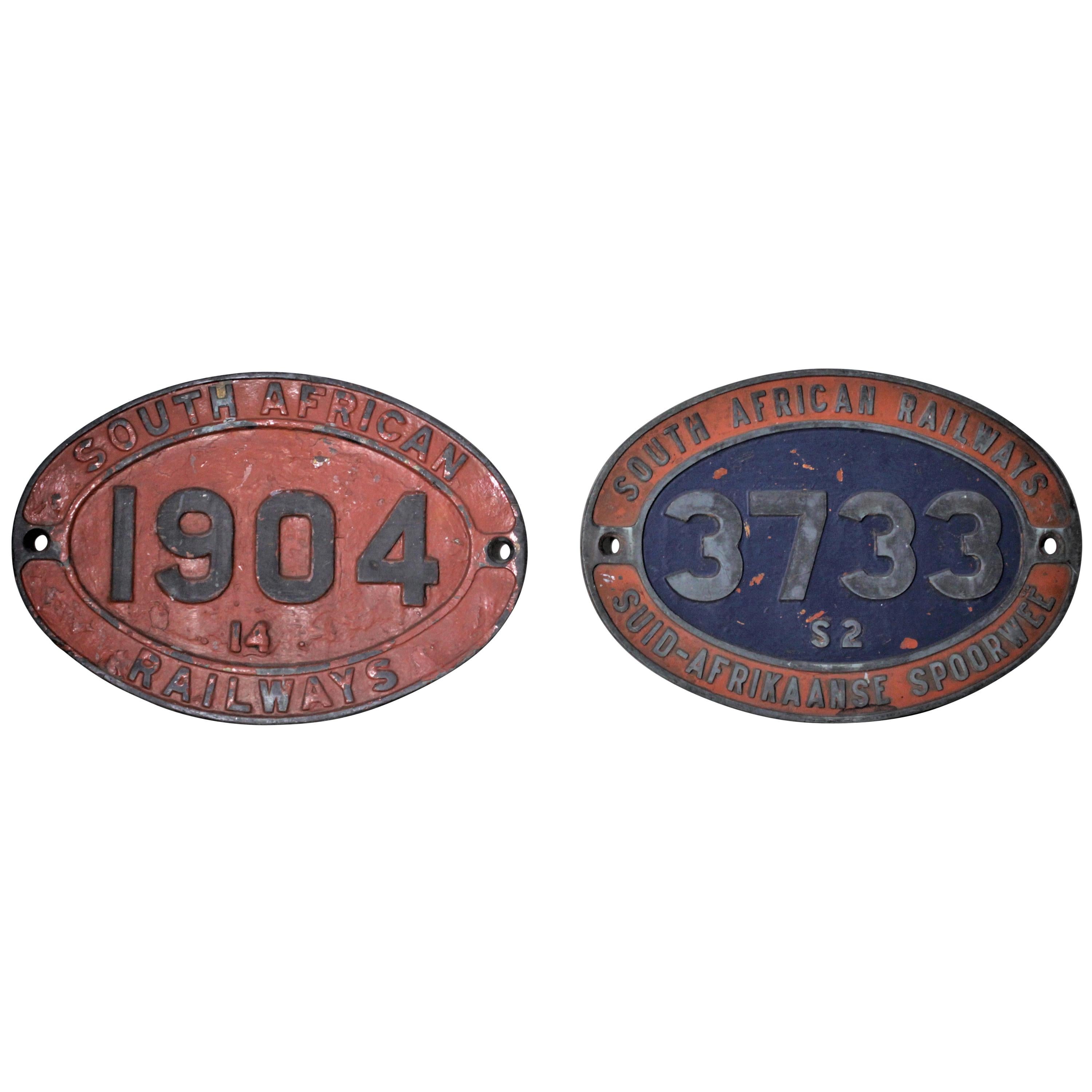 Pareja de placas o insignias de locomotoras antiguas de hierro fundido de los ferrocarriles sudafricanos
