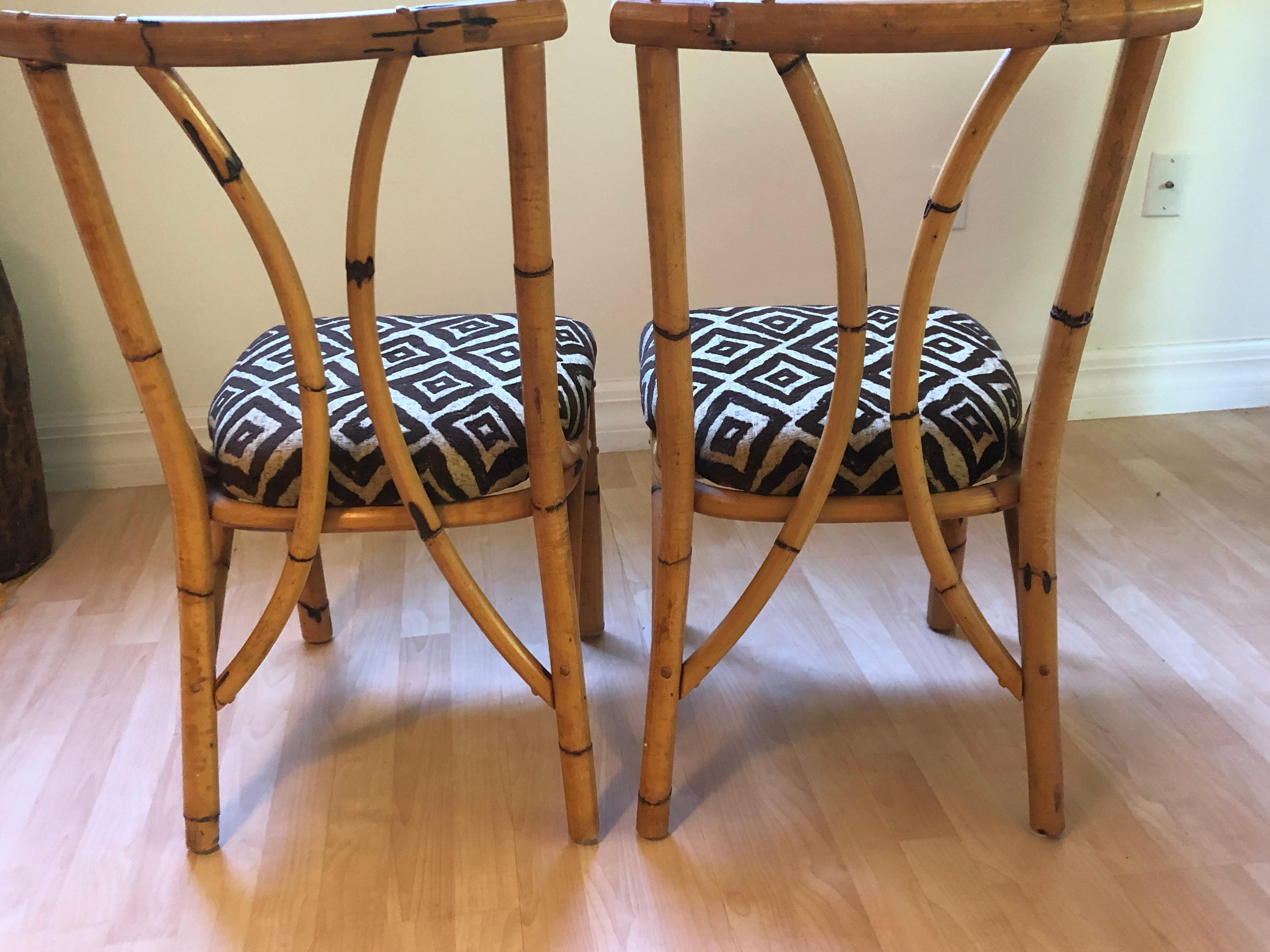 Pair of antique south seas bamboo chairs with polynesian hawaiian fabric In Good Condition For Sale In Sarasota, FL