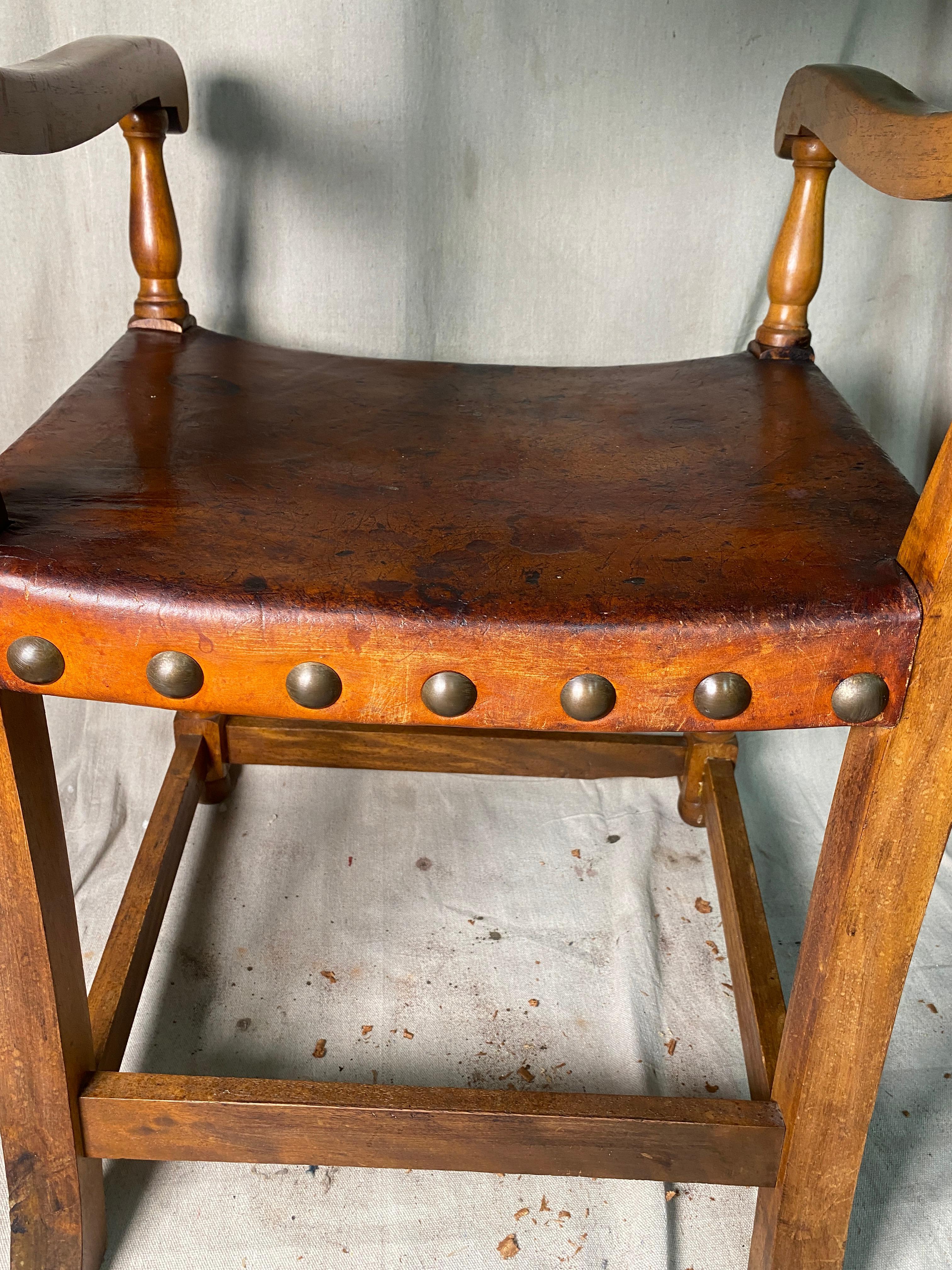 Mexicain Paire de fauteuils anciens en cuir espagnol avec détails Bigli en vente