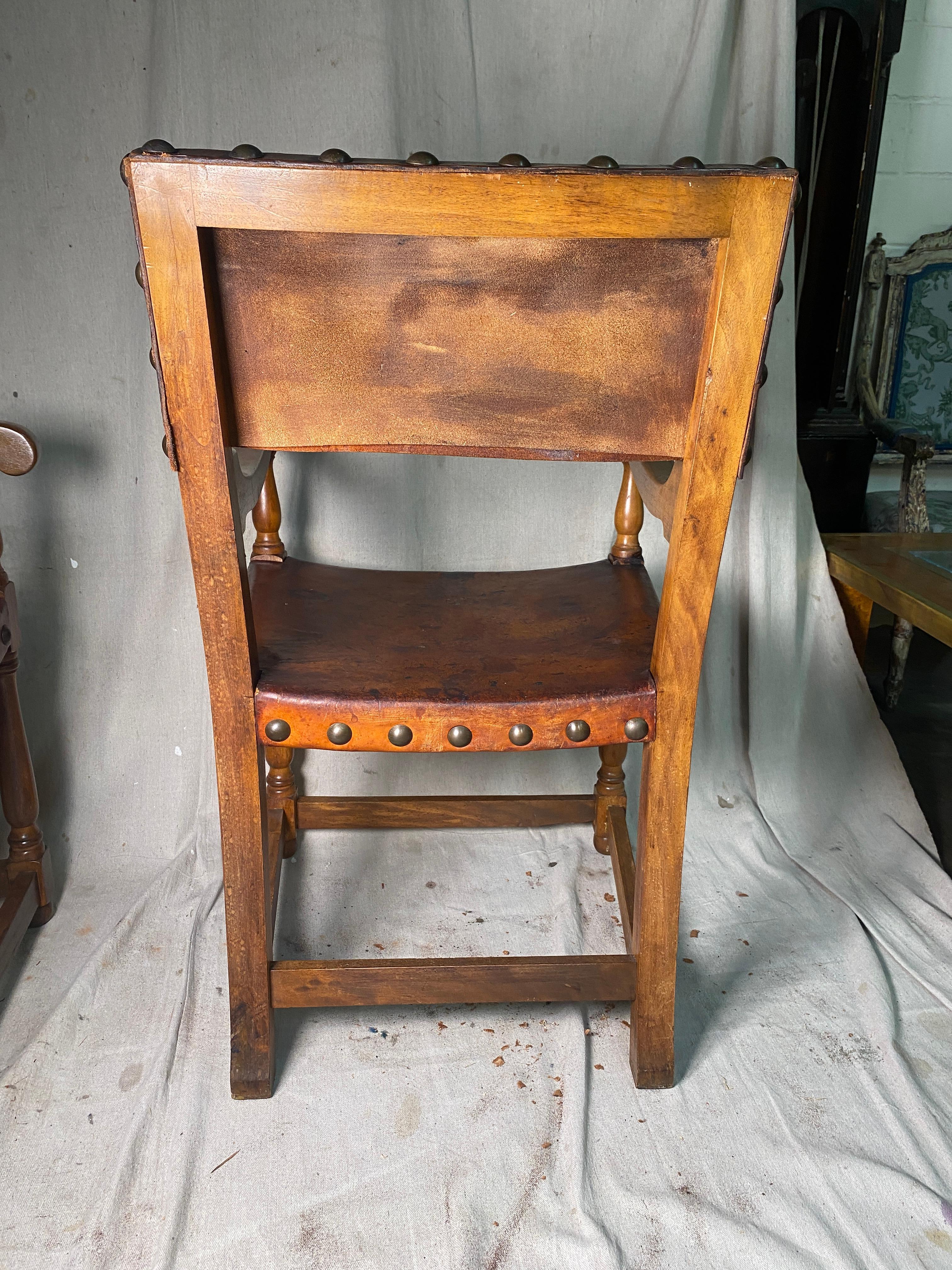 Paire de fauteuils anciens en cuir espagnol avec détails Bigli Bon état - En vente à Los Angeles, CA