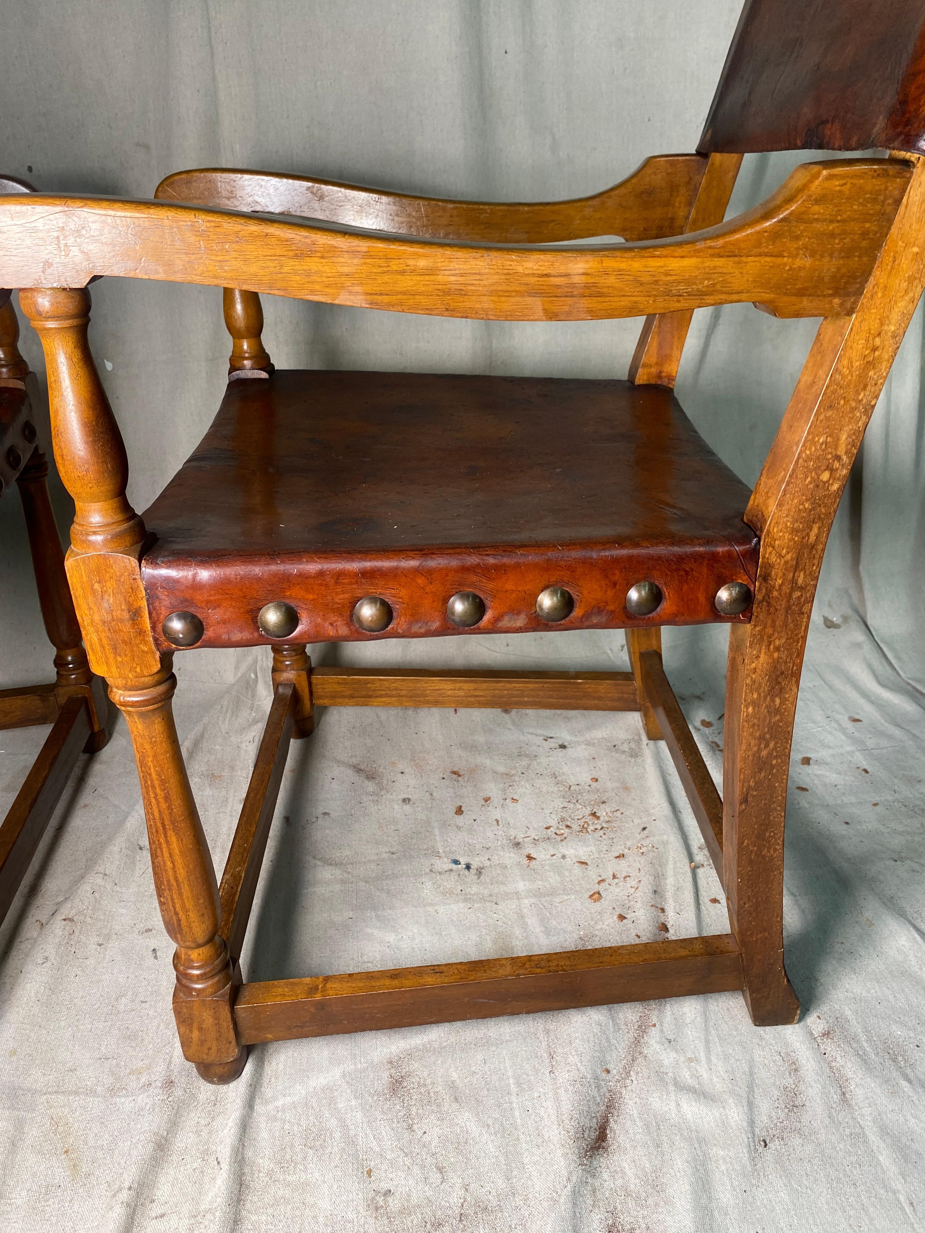 XIXe siècle Paire de fauteuils anciens en cuir espagnol avec détails Bigli en vente