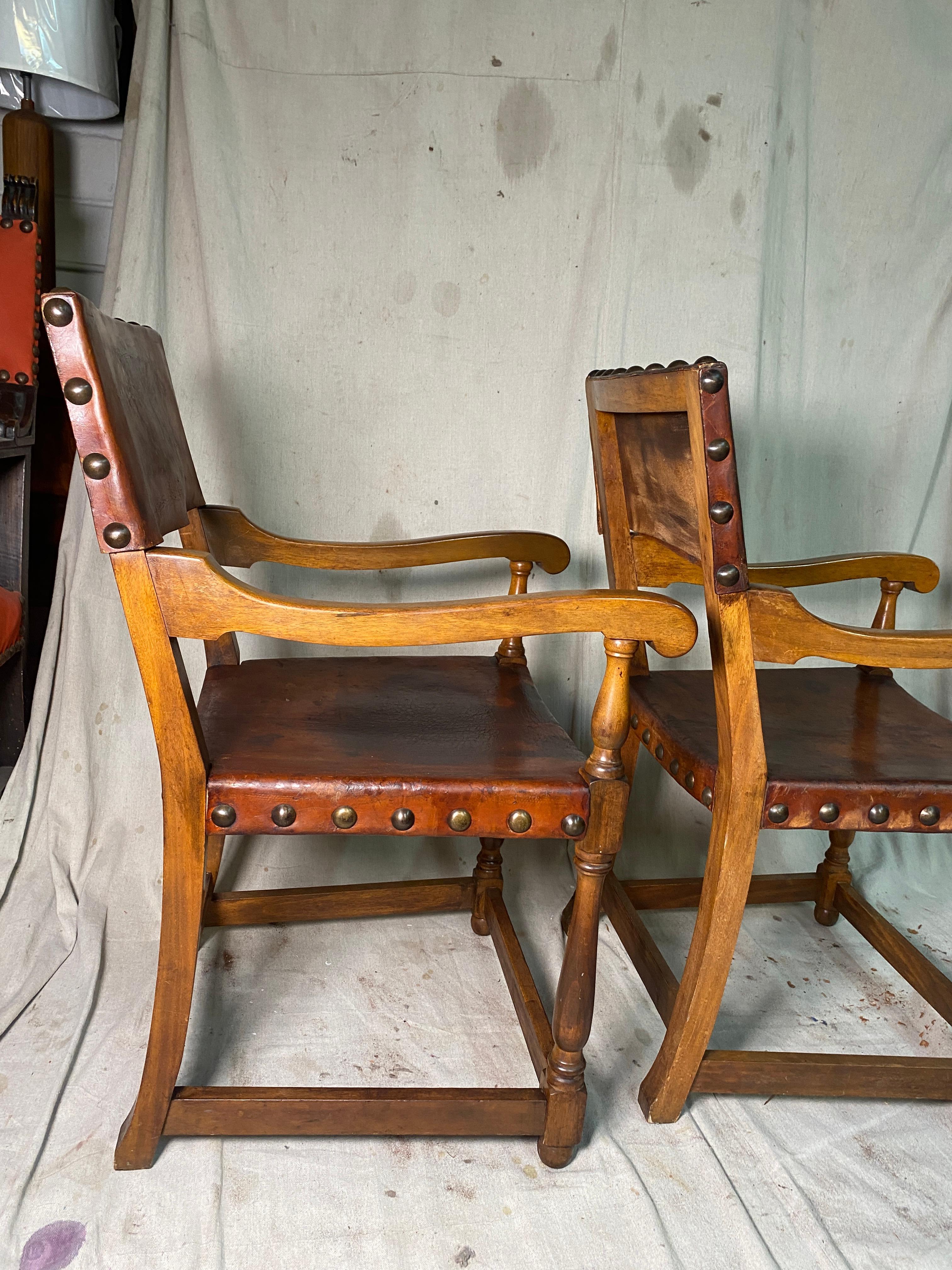 Cuir Paire de fauteuils anciens en cuir espagnol avec détails Bigli en vente