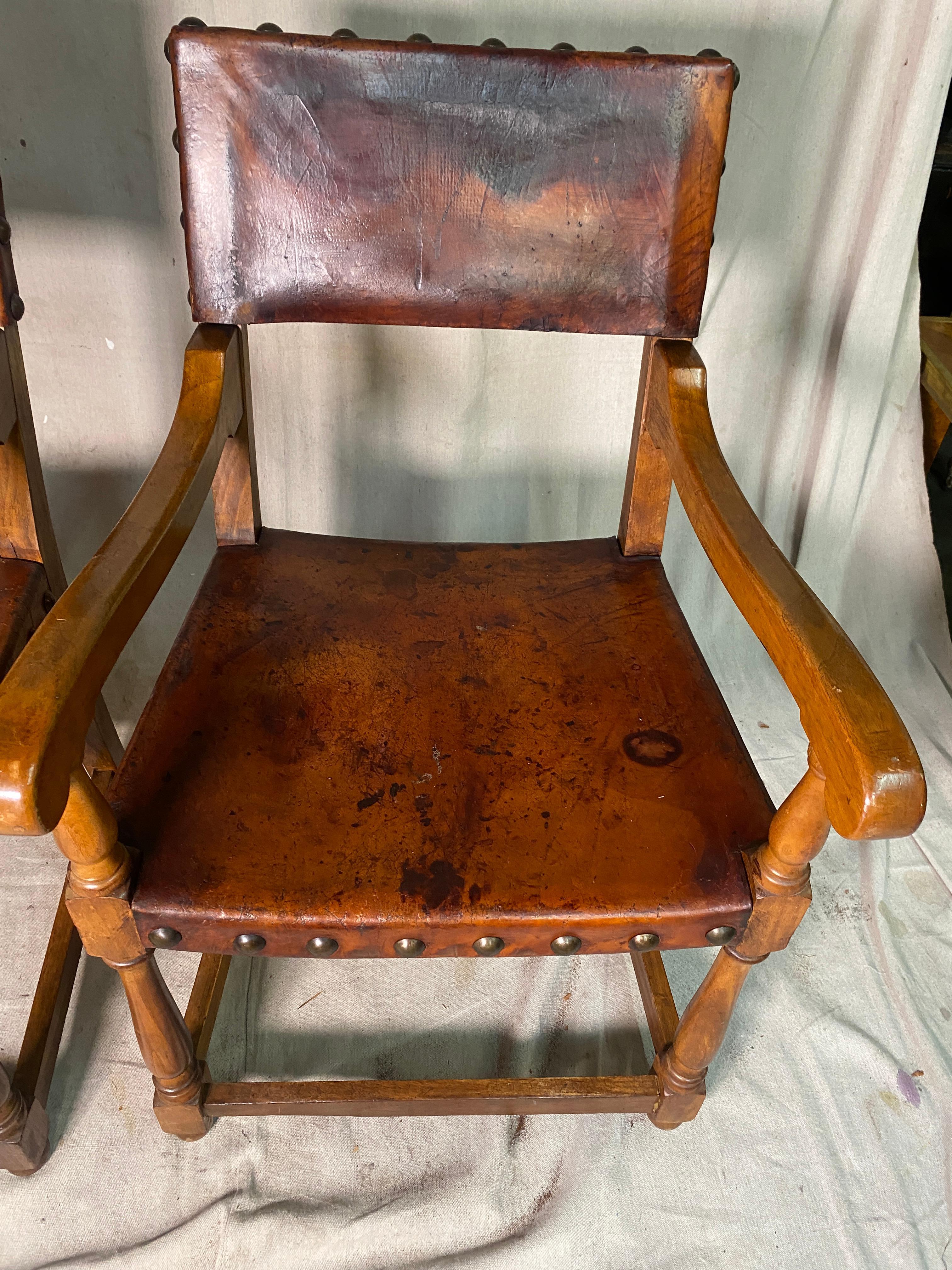 Paire de fauteuils anciens en cuir espagnol avec détails Bigli en vente 1