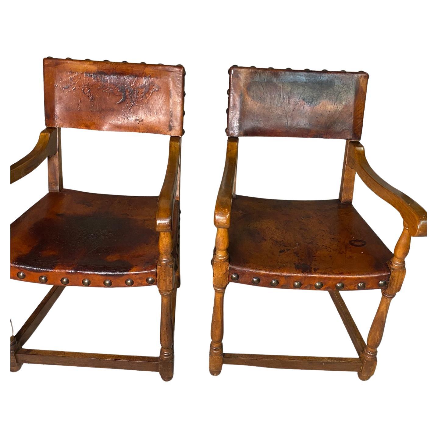 Paire de fauteuils anciens en cuir espagnol avec détails Bigli