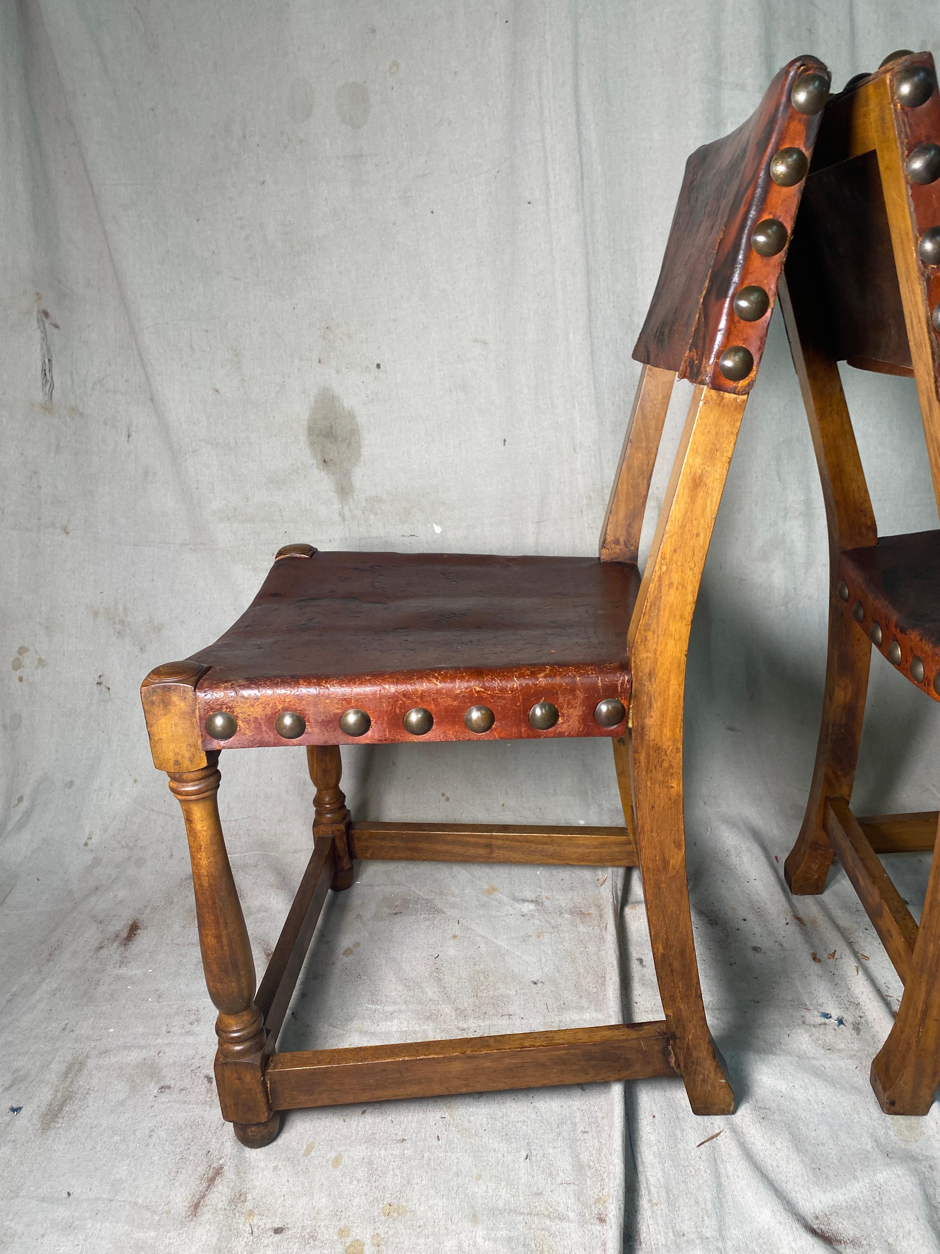 Pair of Antique Spanish Leather Side Chairs with Big Nialhead Detail In condizioni ottime in vendita a Los Angeles, CA