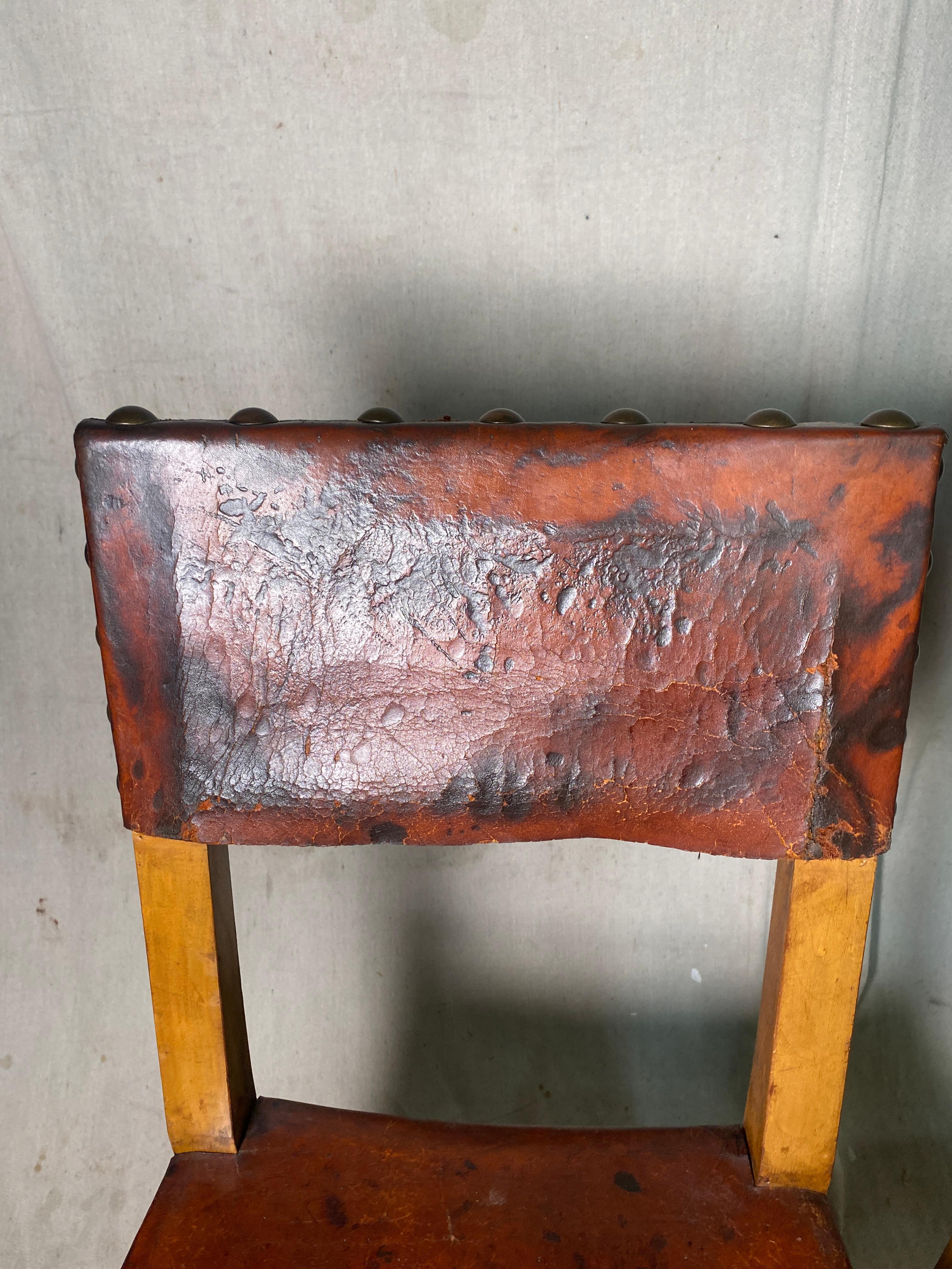XIX secolo Pair of Antique Spanish Leather Side Chairs with Big Nialhead Detail in vendita