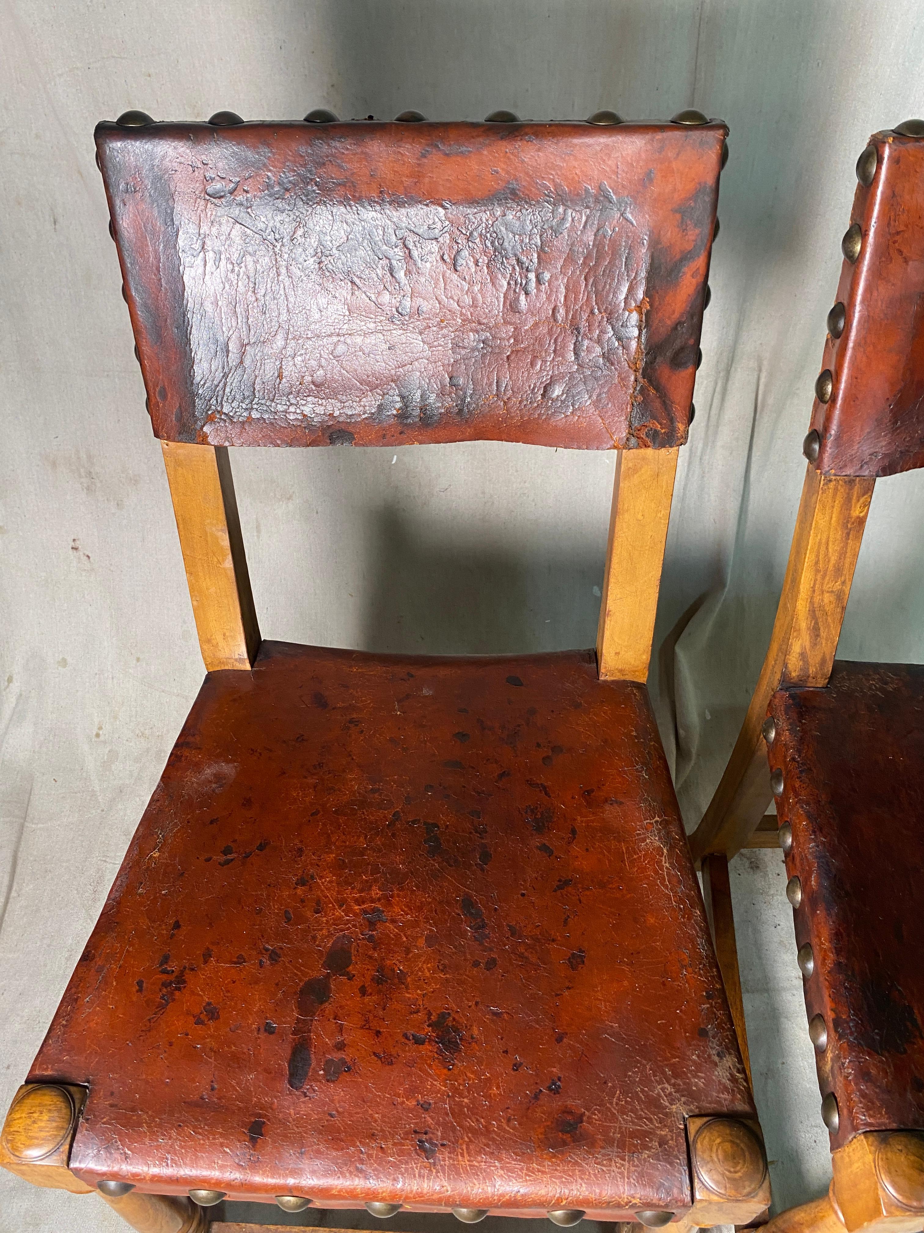 Pelle Pair of Antique Spanish Leather Side Chairs with Big Nialhead Detail in vendita