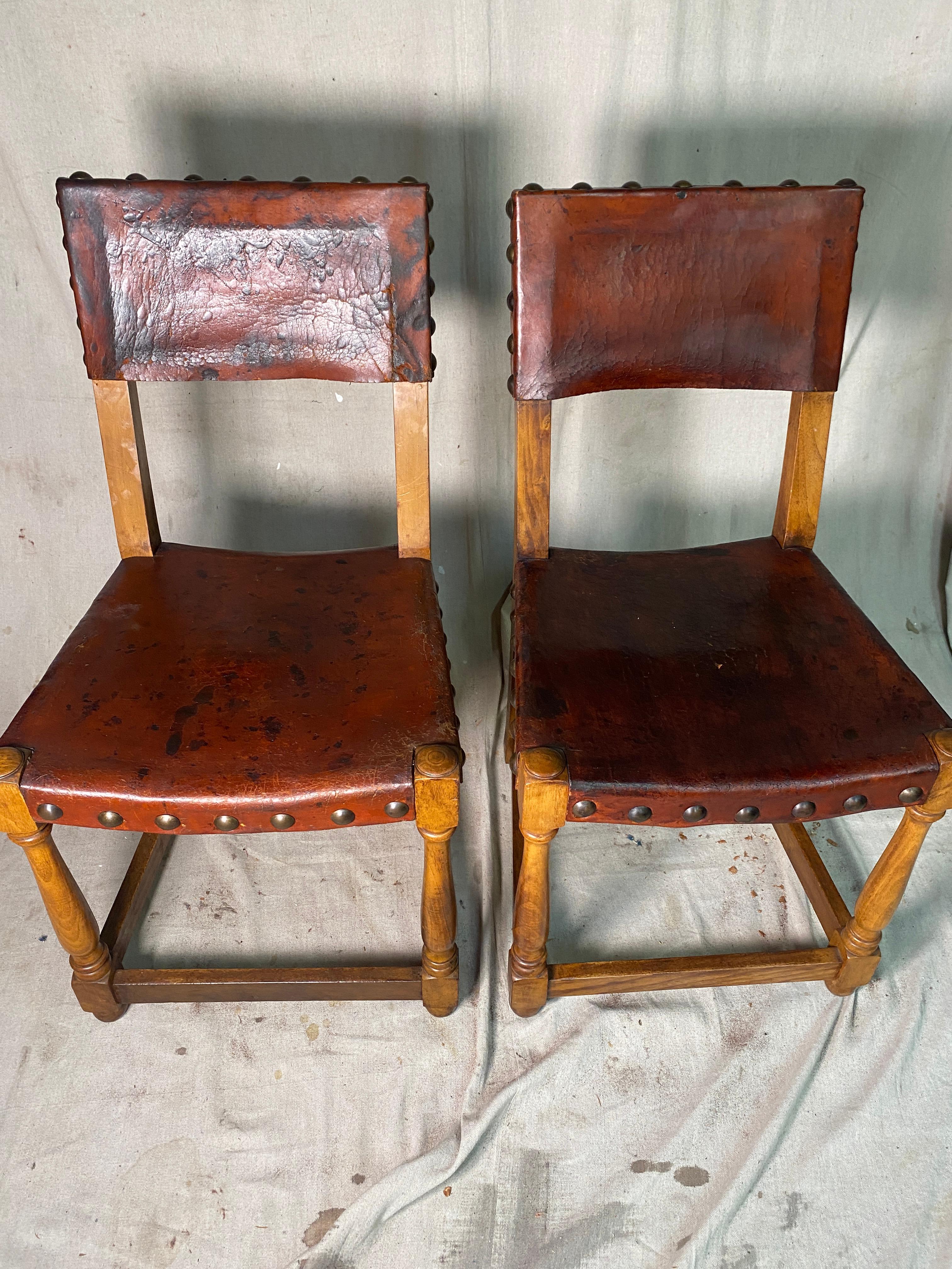 Pair of Antique Spanish Leather Side Chairs with Big Nialhead Detail in vendita 1