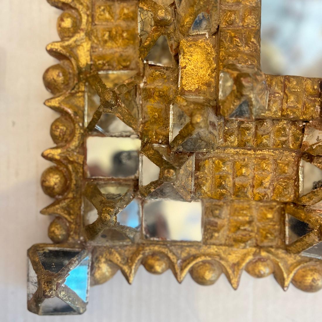 Paire de miroirs espagnols datant de la fin du 19e siècle avec des inserts dans le cadre. Vendu à l'unité.

Mesures :
Hauteur:16.75