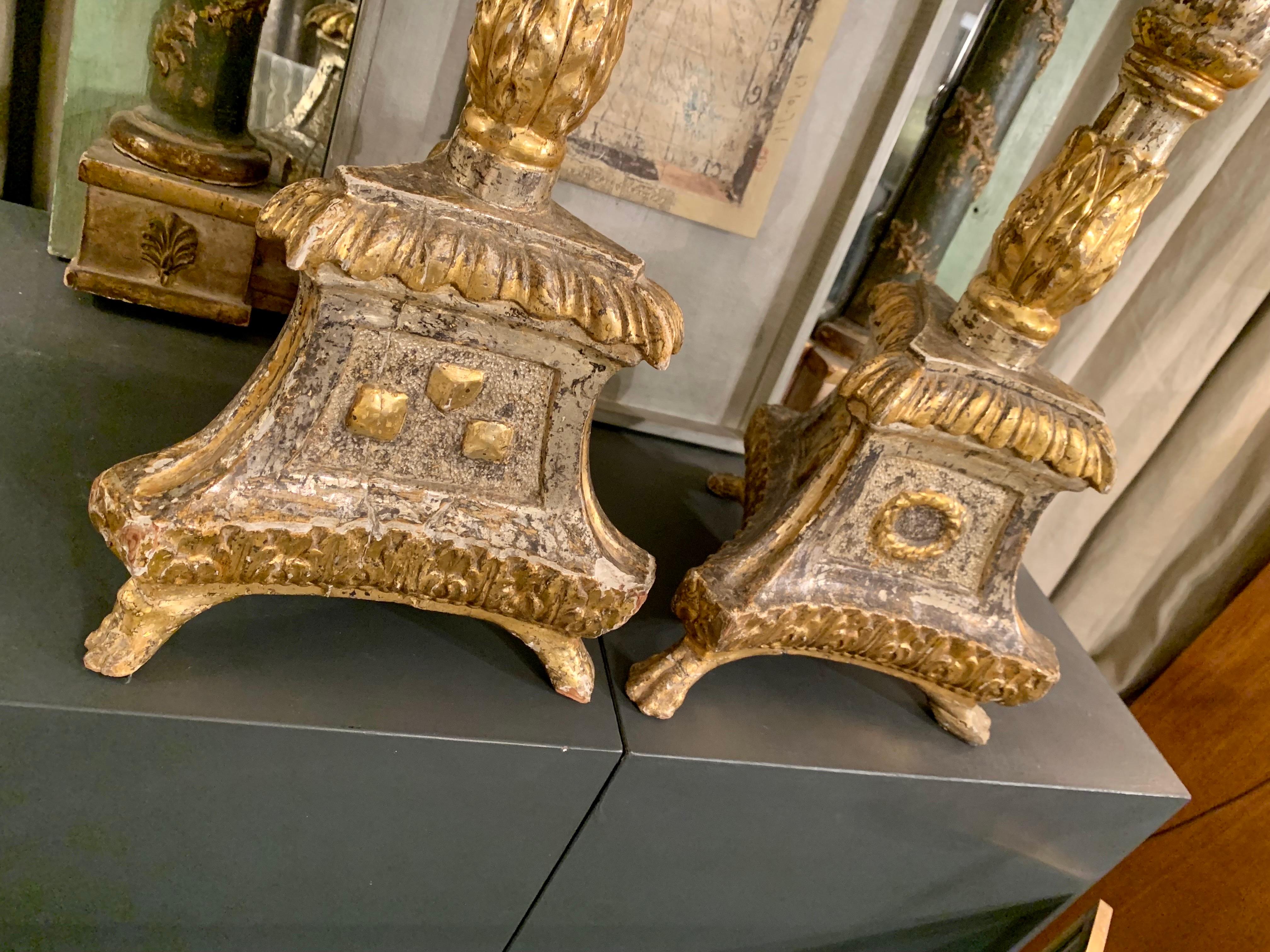 Paire de torchères espagnoles anciennes en bois de feuillus sculpté Bon état - En vente à Madrid, ES