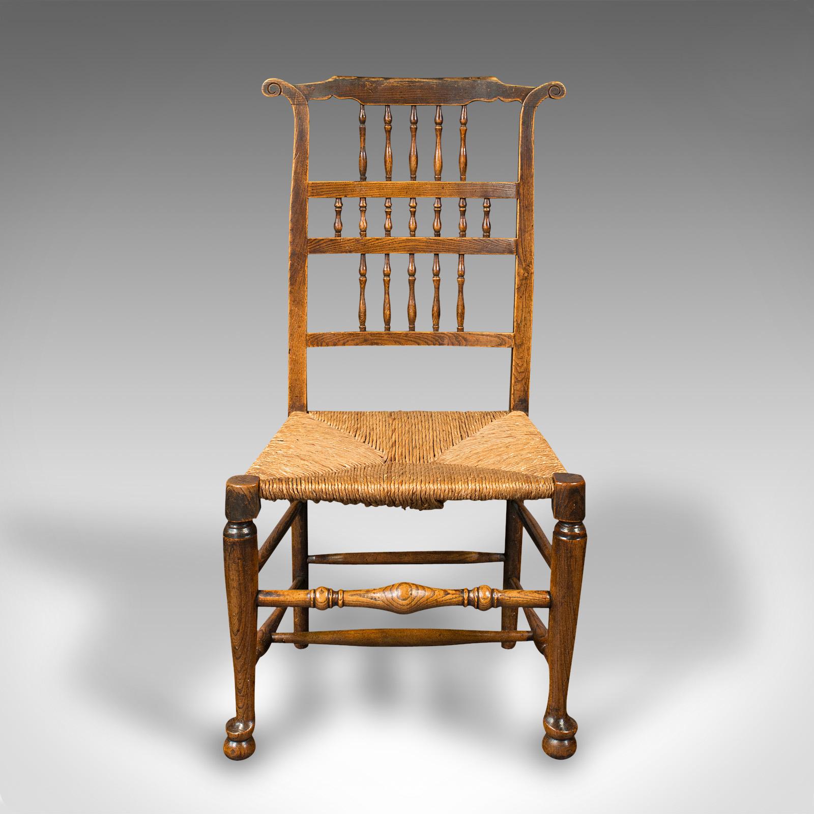 Dies ist ein Paar von antiken Spindellehne Binsen Land Stühle. Ein englischer Dielen- oder Esszimmerstuhl aus Eiche im Lancashire-Geschmack aus der frühen viktorianischen Zeit um 1850.

Entzückende Rückenlehne mit siebzehn Spindeln und