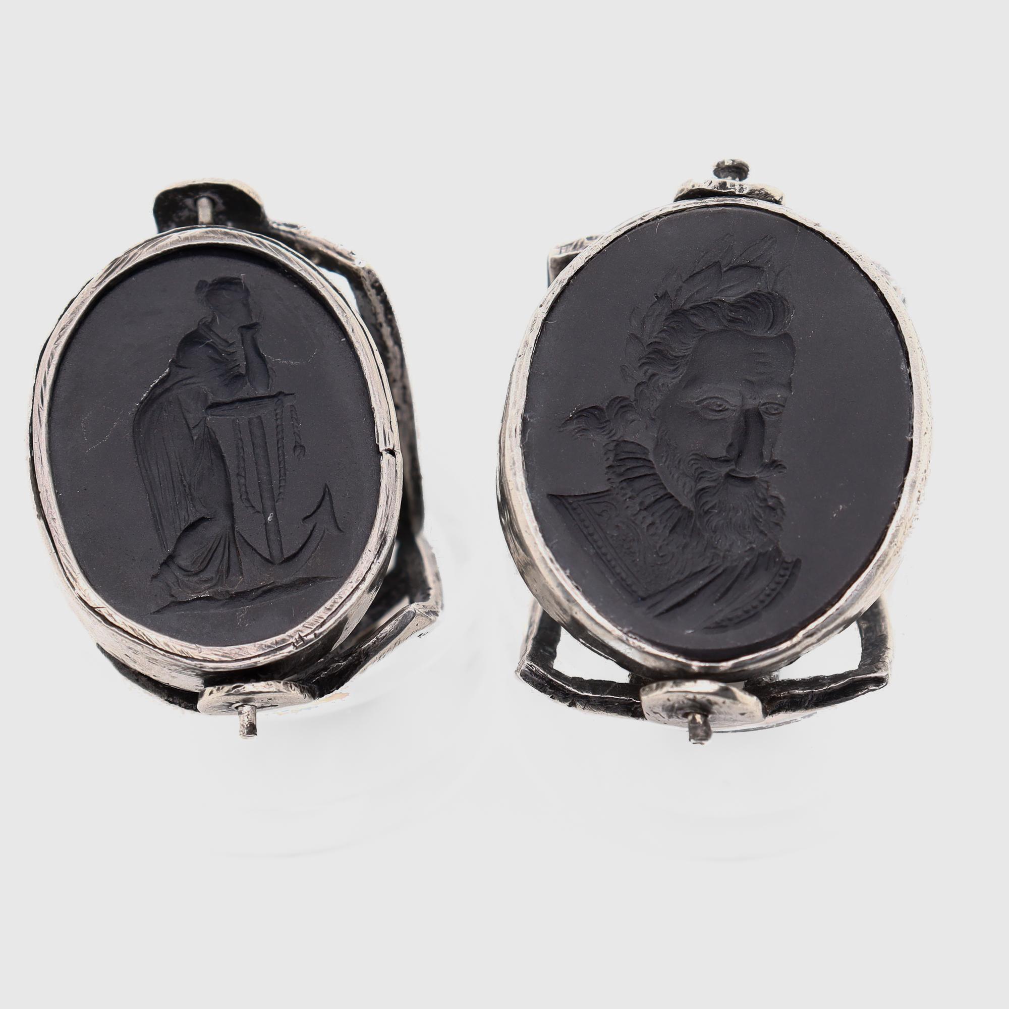 Paire de boutons de montre anciens avec sceaux en intaille en basalte de Wedgwood & Bentley Bon état - En vente à Philadelphia, PA