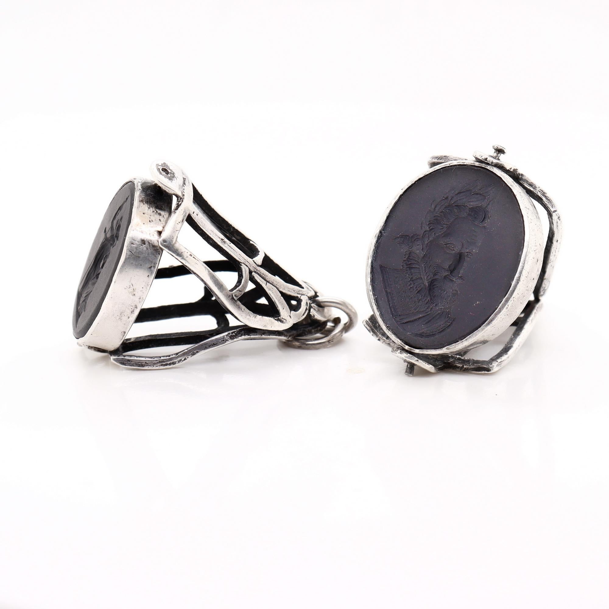 Paire de boutons de montre anciens avec sceaux en intaille en basalte de Wedgwood & Bentley en vente 1