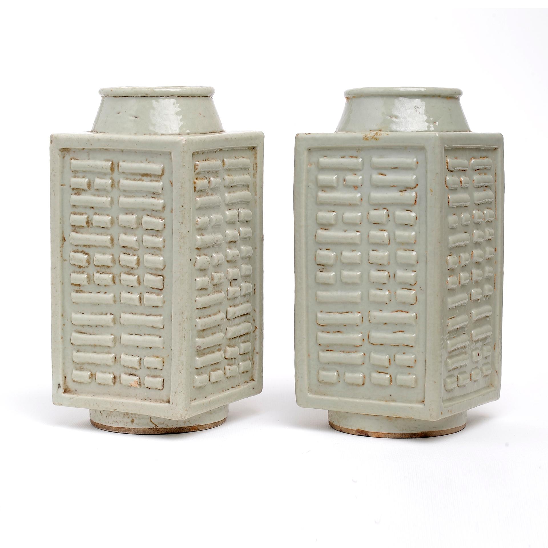 Seltenes Paar antiker quadratischer China-Vasen mit Ching-Zeichen, aus Celadon-Porzellan.
Sie befanden sich 40 Jahre lang in meiner persönlichen Sammlung: Schauen Sie sich all die anderen alten chinesischen Keramiken an, die ich in diesen Tagen