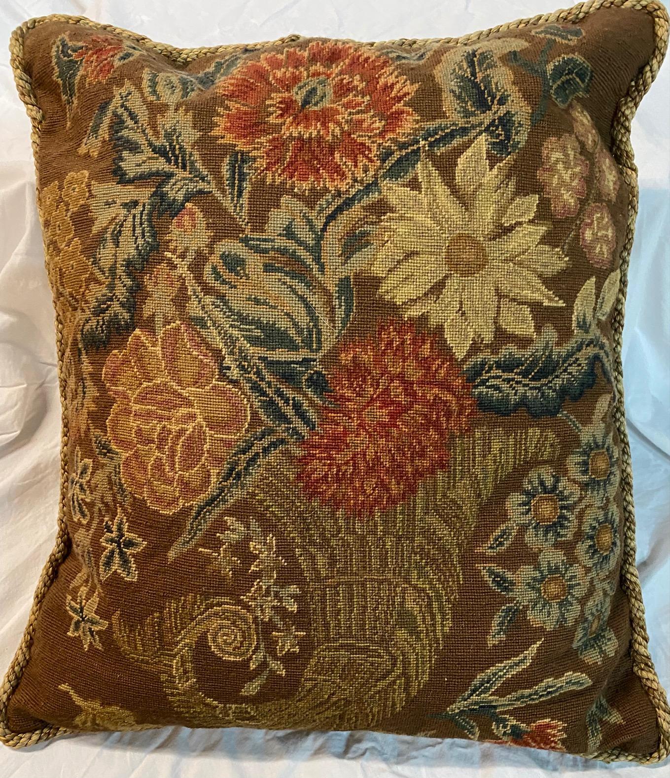 Jolie paire de coussins anciens brodés à l'aiguille avec des fleurs dans une coupe et des fleurs dans une 