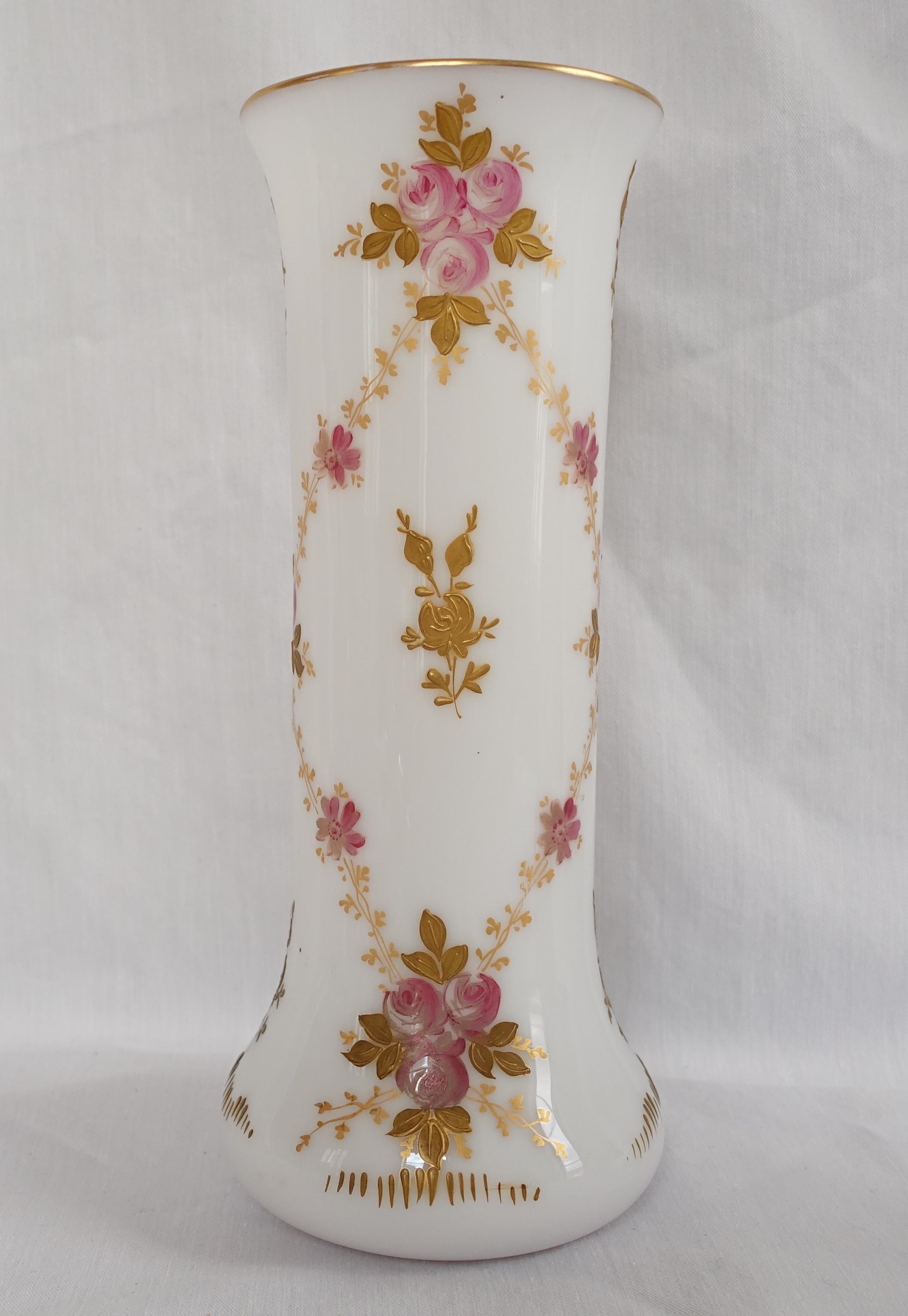 Paire de vases anciens en cristal opalin de St. Louis, période Art Nouveau vers 1900 Excellent état - En vente à GRENOBLE, FR