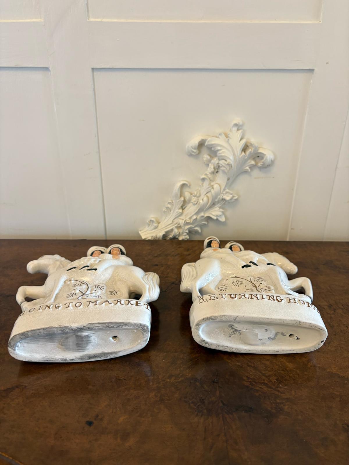 Coppia di antiche figure a dorso piatto dello Staffordshire a cavallo con soggetto 
