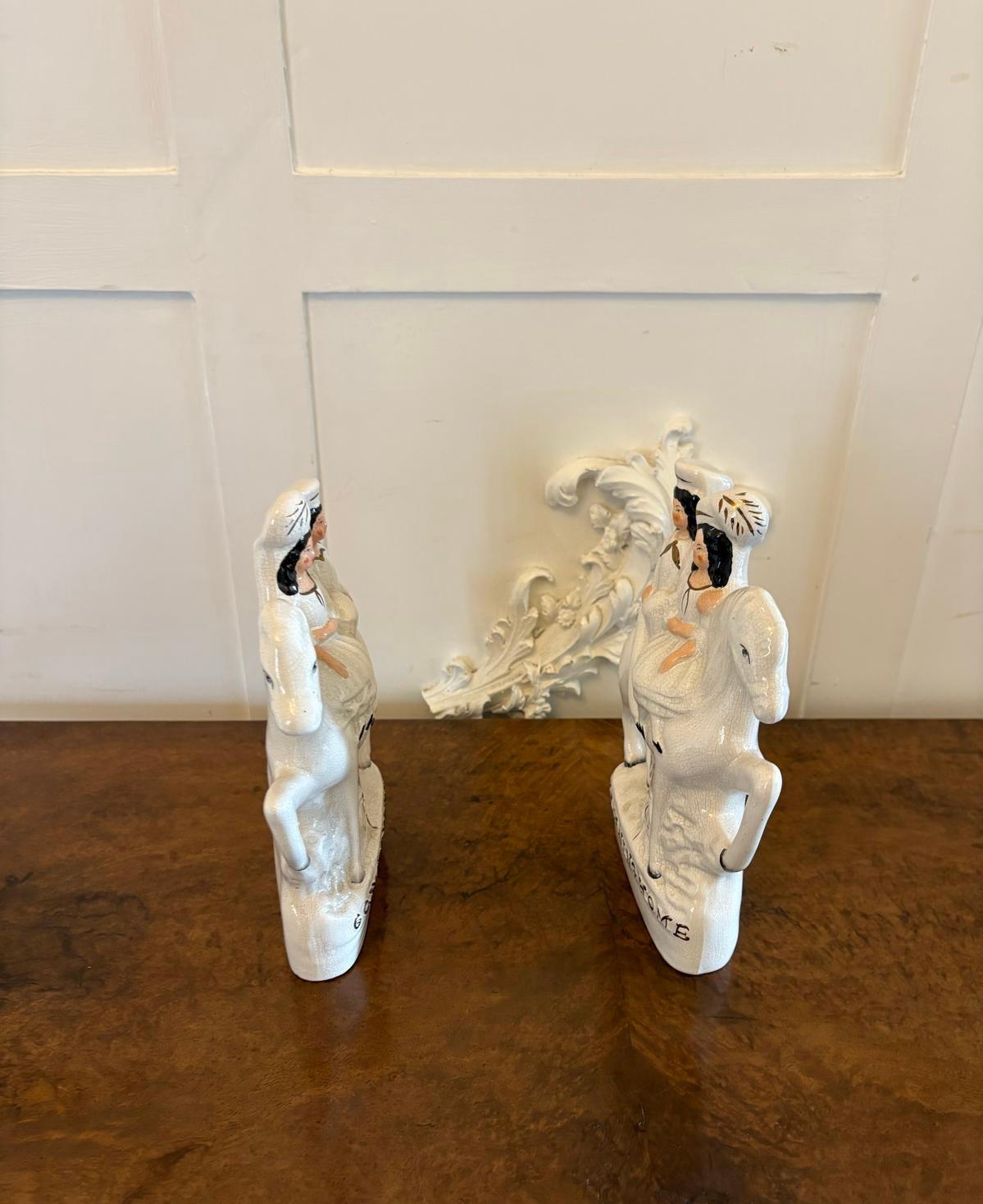 Inglese Coppia di antiche figure a schiena piatta dello Staffordshire a cavallo in vendita