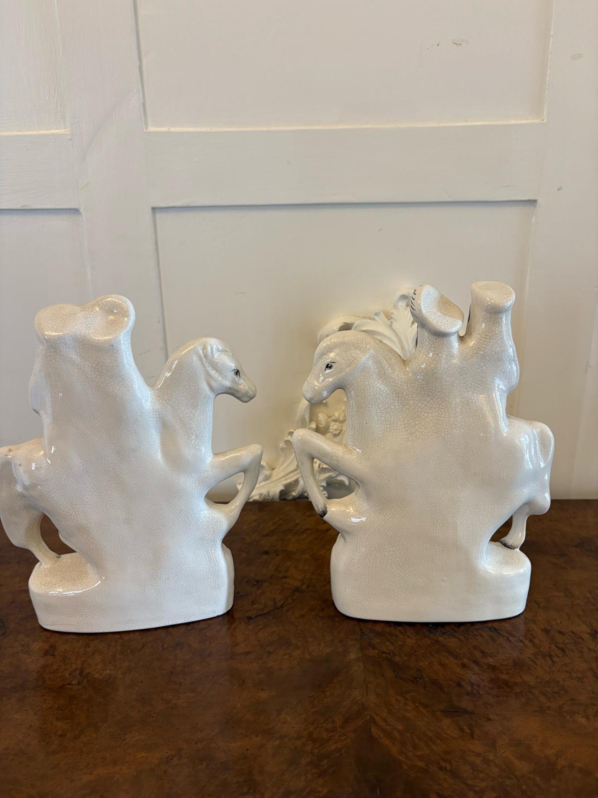 Coppia di antiche figure a schiena piatta dello Staffordshire a cavallo In condizioni buone in vendita a Suffolk, GB