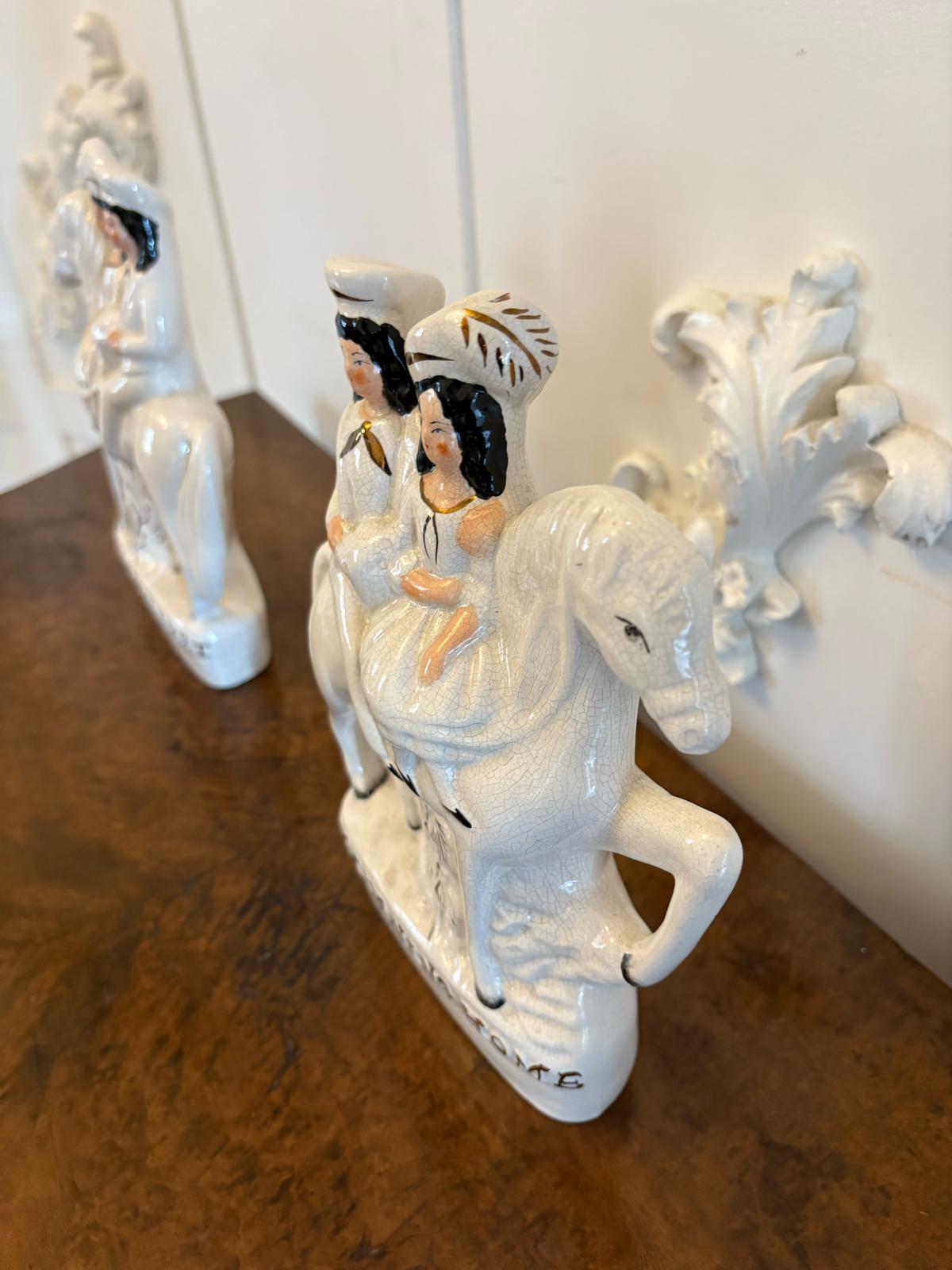 Ceramica Coppia di antiche figure a schiena piatta dello Staffordshire a cavallo in vendita