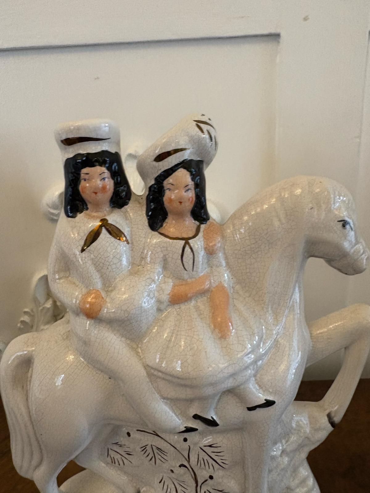 Coppia di antiche figure a schiena piatta dello Staffordshire a cavallo in vendita 1