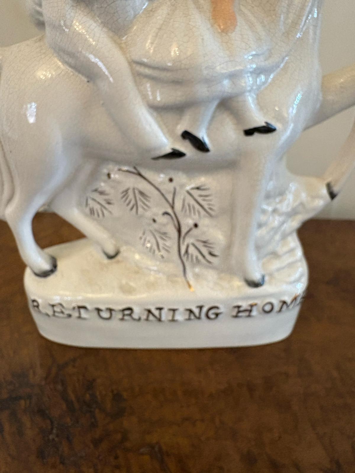 Coppia di antiche figure a schiena piatta dello Staffordshire a cavallo in vendita 2