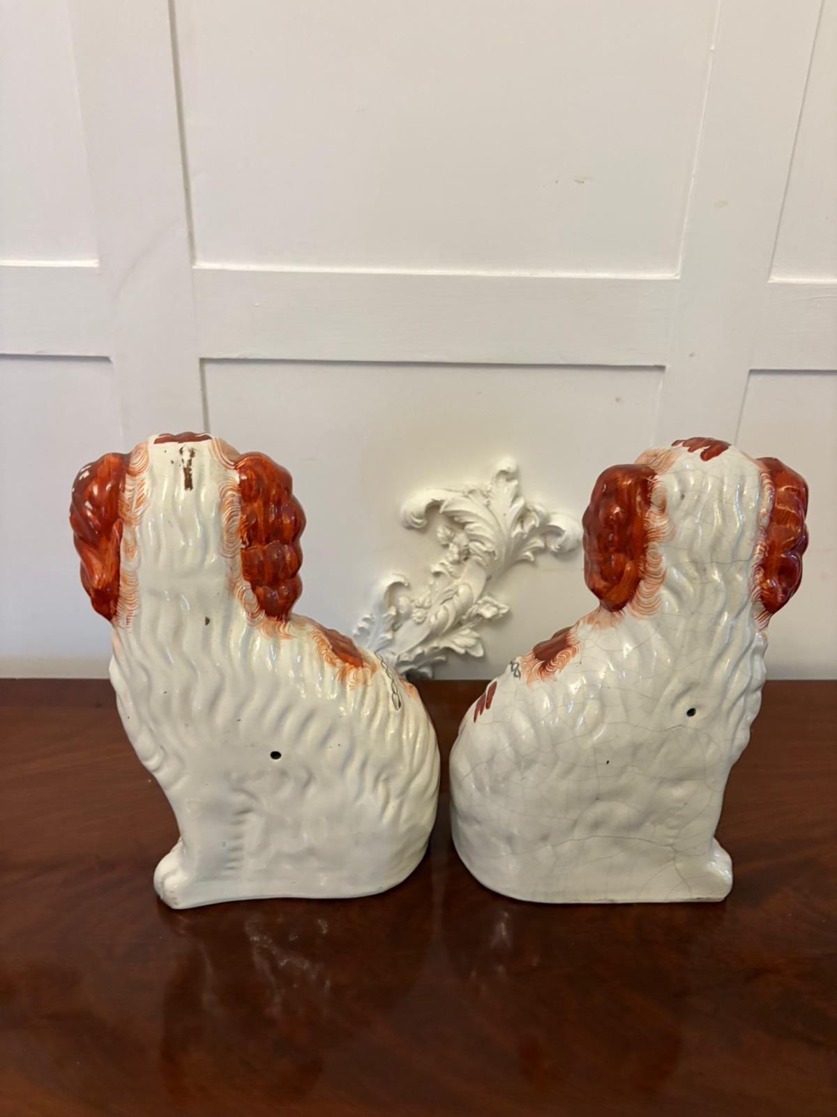 Paire de chiens anciens de l'épagneul du Staffordshire Bon état - En vente à Suffolk, GB