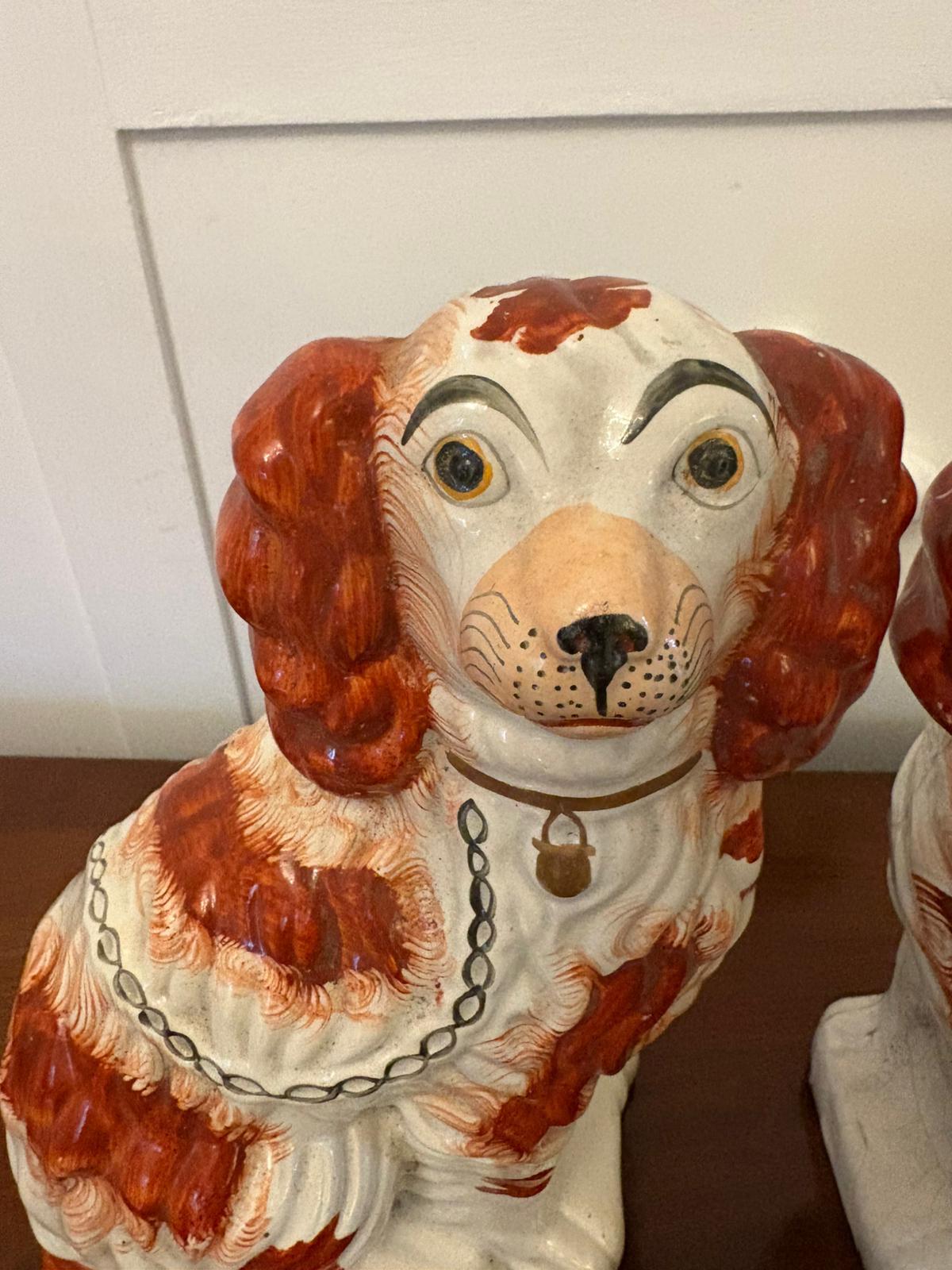 Céramique Paire de chiens anciens de l'épagneul du Staffordshire en vente