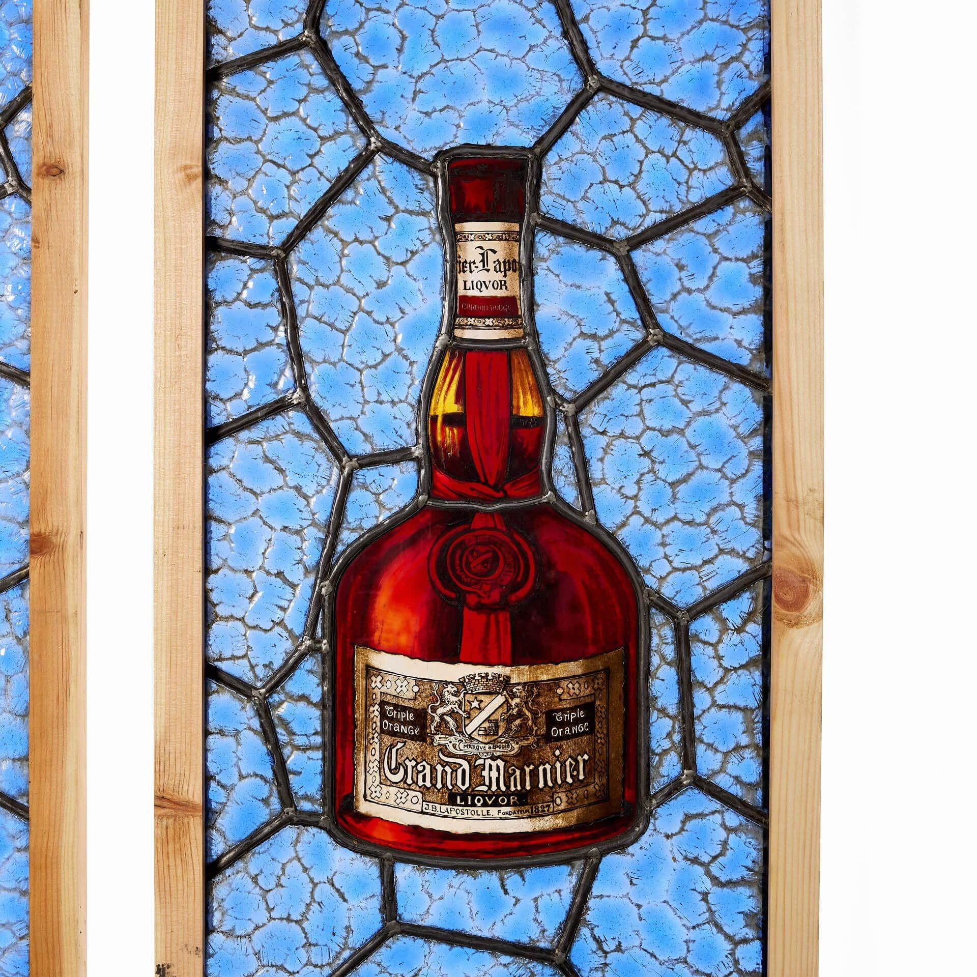 Français Paire de panneaux publicitaires anciens en verre teinté pour liqueur en vente