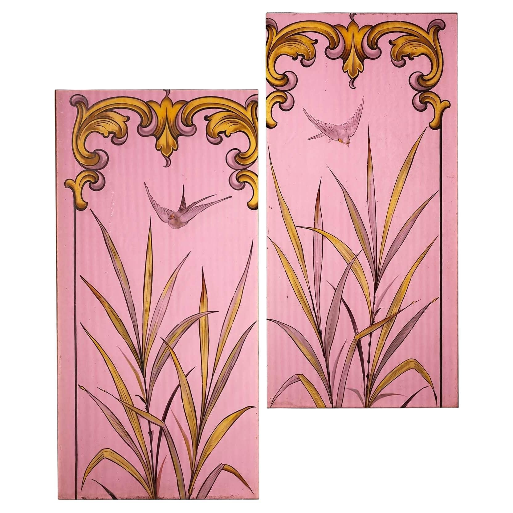 Coppia di antichi pannelli in vetro colorato raffiguranti scene di giardino