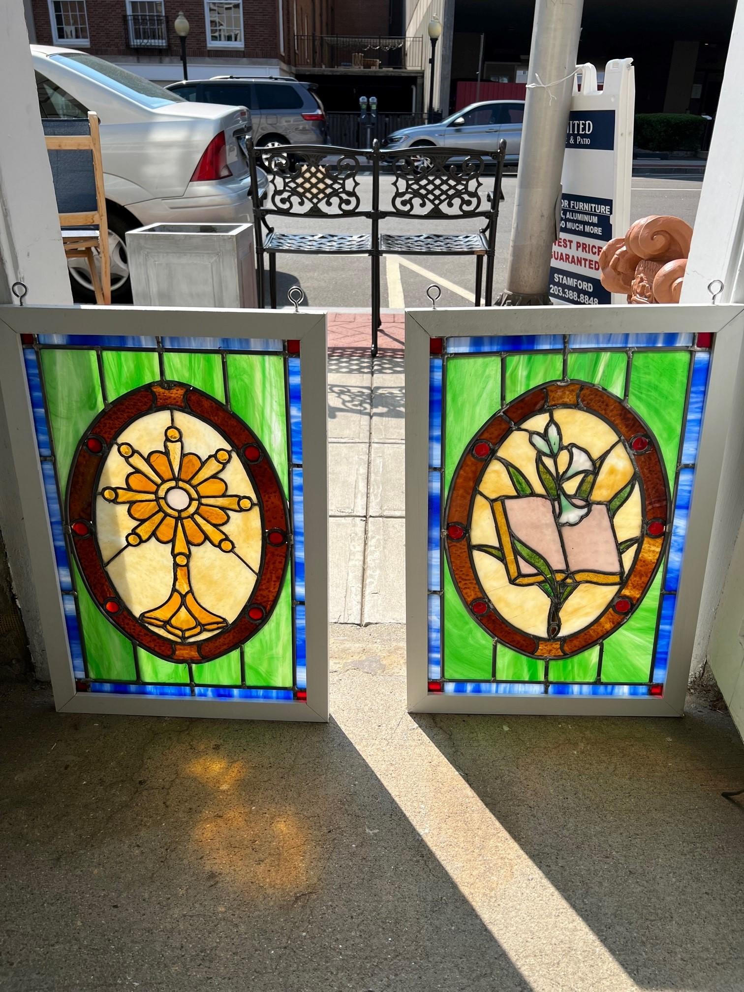 Paar antike Buntglas- Religiöse Fenster mit neuen Holzrahmen  (amerikanisch) im Angebot
