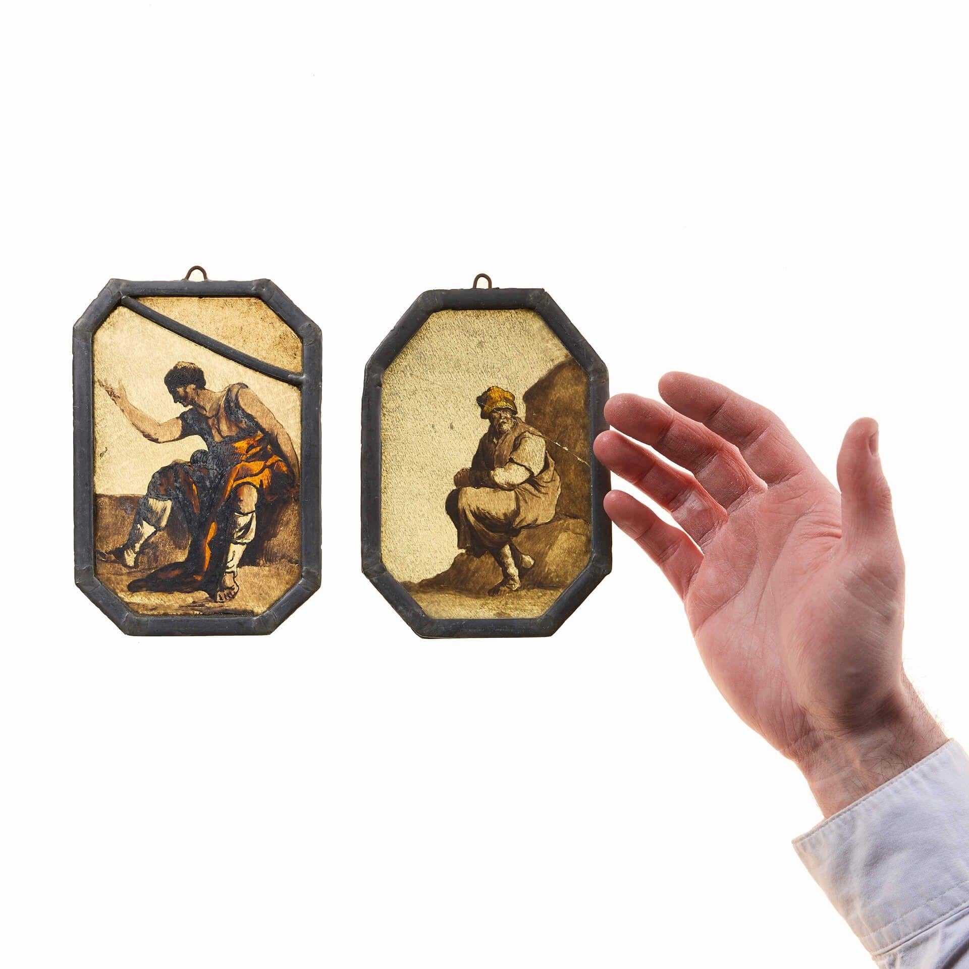 Un ensemble de 2 panneaux de vitraux anciens représentant des figures néoclassiques. Datant d'environ 1780, ces vitraux ont résisté à l'épreuve du temps ; chacun d'entre eux témoigne d'une précision, d'un détail et d'un travail artisanal de