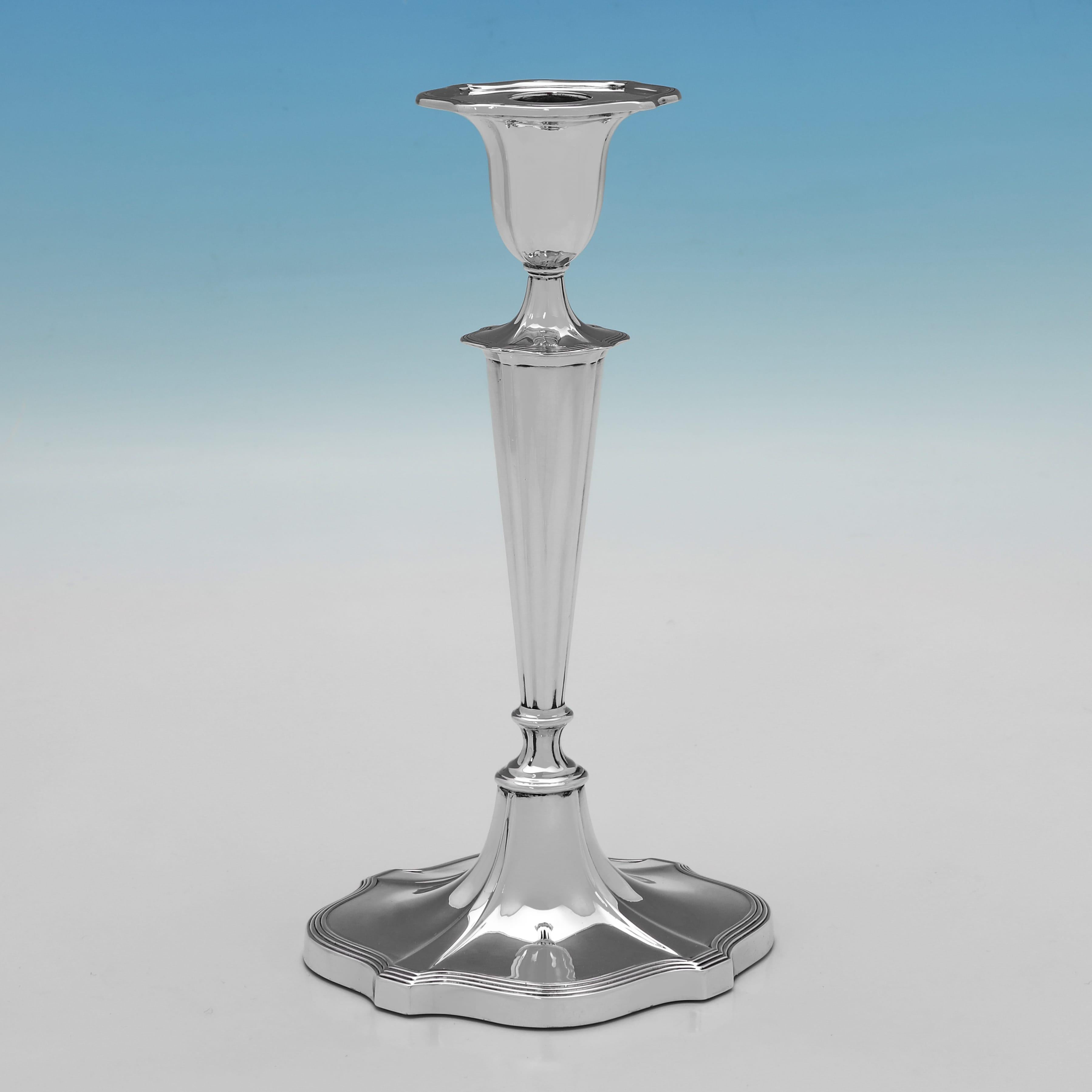 Marchiata a Sheffield nel 1920 da Walker & Hall, questa bella coppia di candelieri antichi in argento sterling del periodo di George V. ha una forma ovale e presenta dettagli a canne e beccucci rimovibili. Ogni candeliere misura 9,5