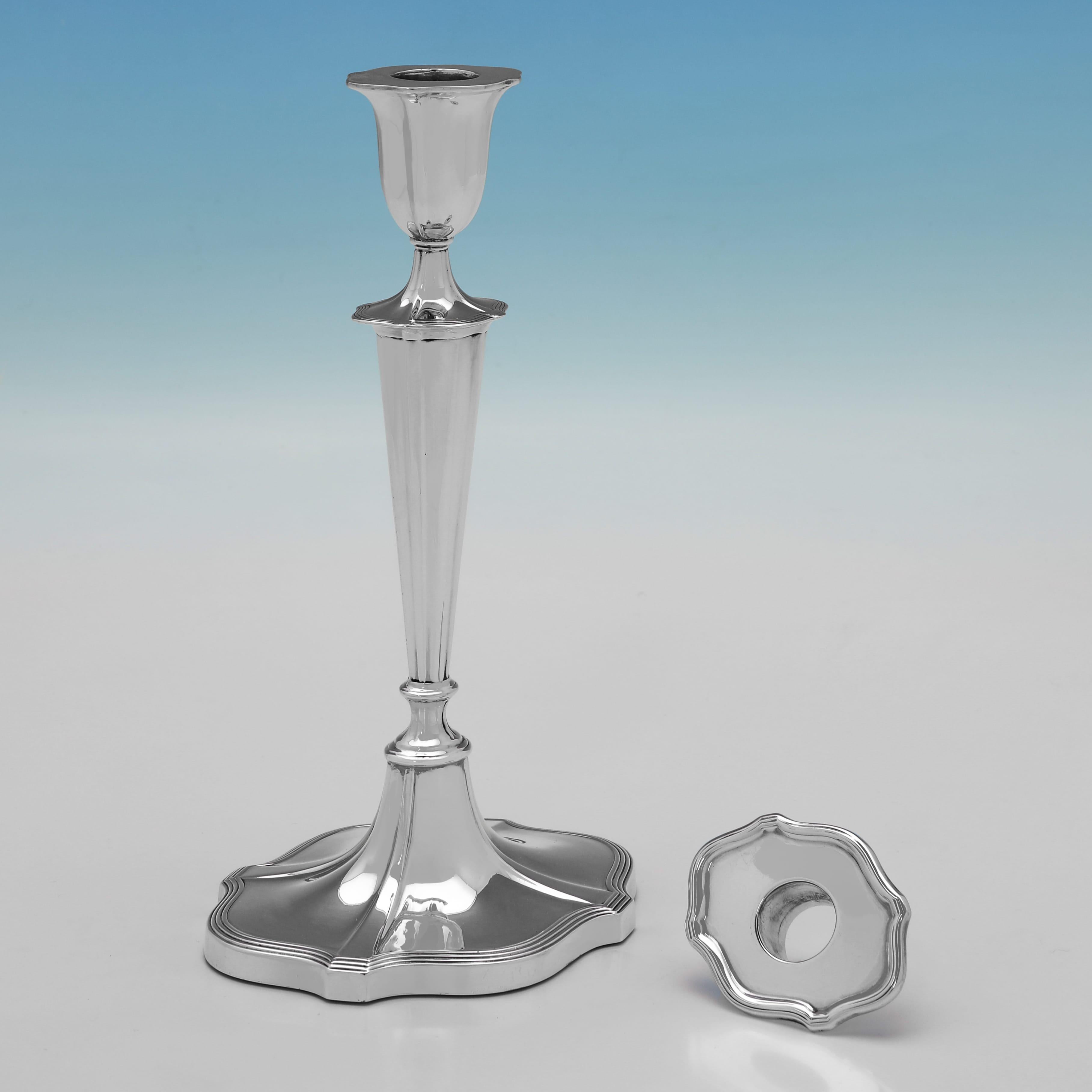 Inglese Coppia di antichi candelieri in argento sterling realizzati nel 1920 da Walker & Hall in vendita
