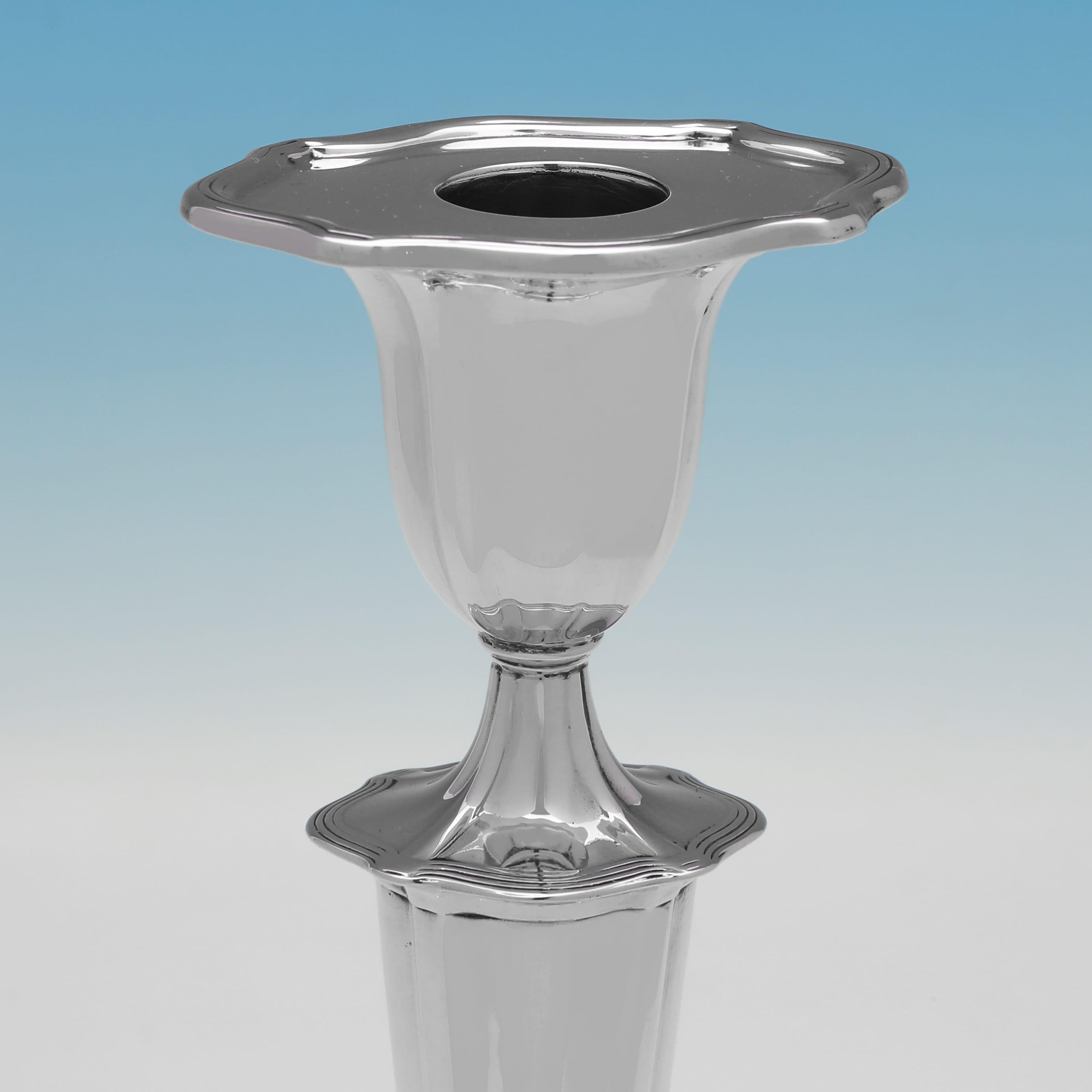 Coppia di antichi candelieri in argento sterling realizzati nel 1920 da Walker & Hall In condizioni buone in vendita a London, London