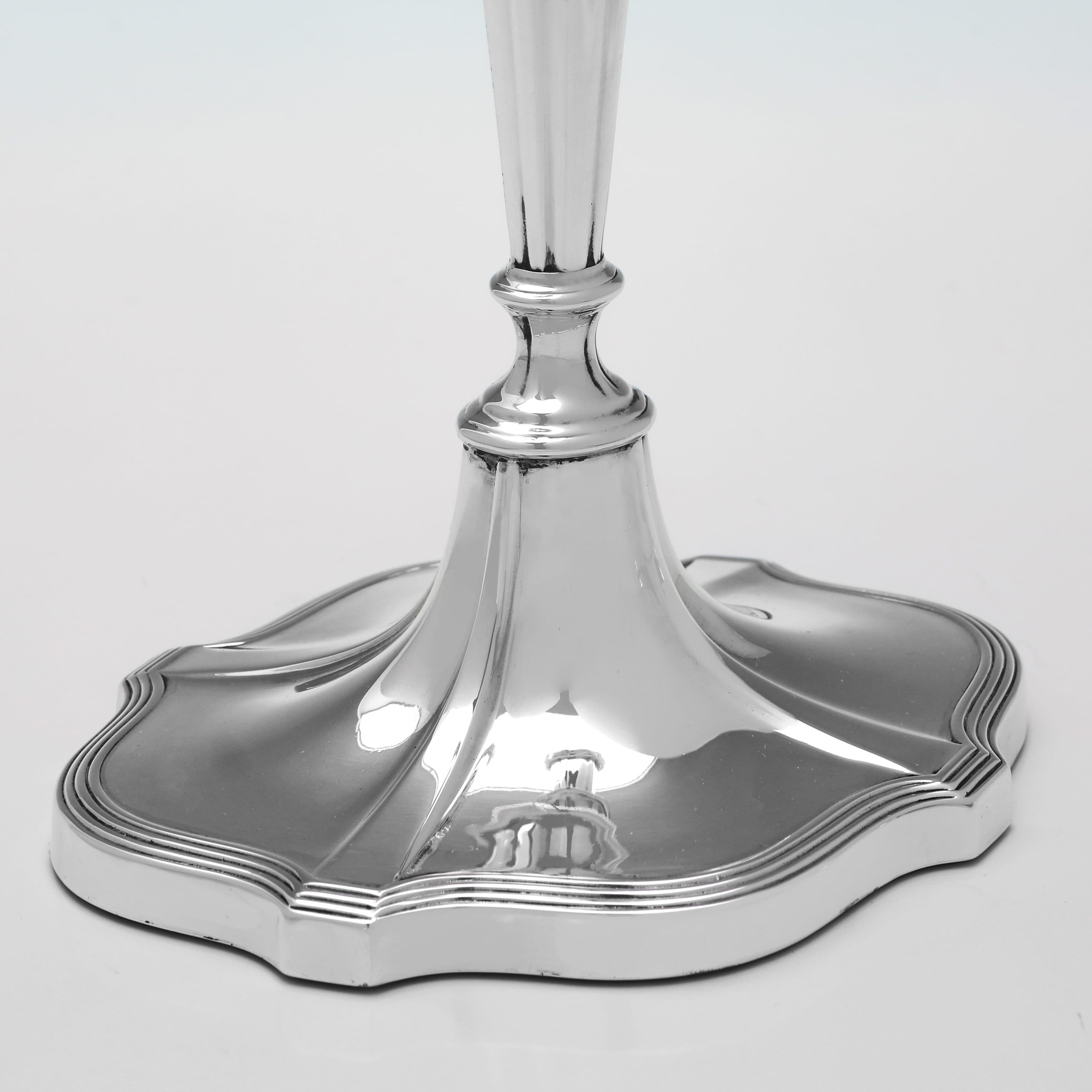 Inizio XX secolo Coppia di antichi candelieri in argento sterling realizzati nel 1920 da Walker & Hall in vendita