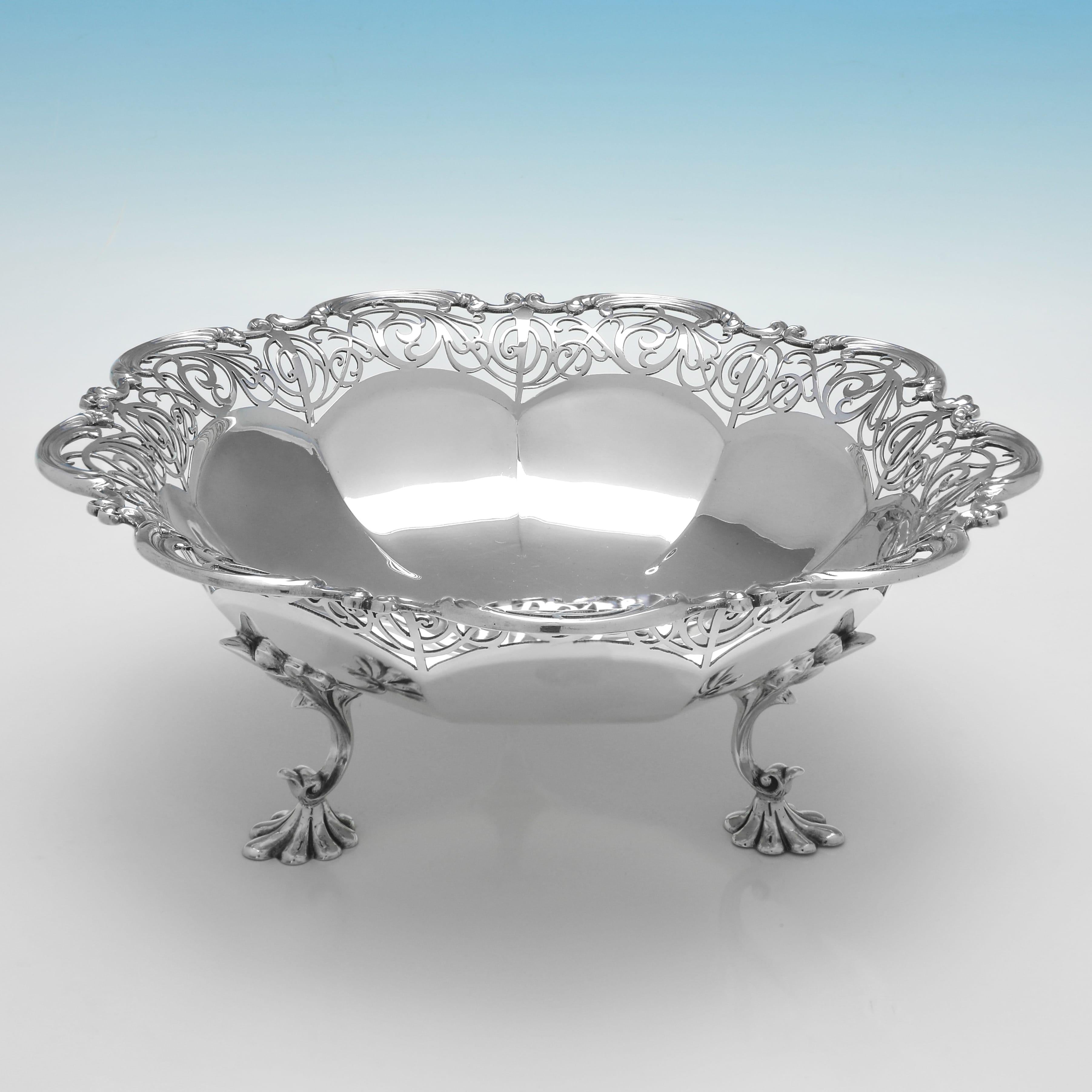 Dieses stilvolle, antike Sterling-Silber-Geschirrpaar wurde 1922 in Sheffield von James Dixon & Sons gepunzt und hat verzierte Ränder und Füße mit attraktiven Durchbrüchen an den Oberseiten. Jede Schale ist 9 cm (3,5