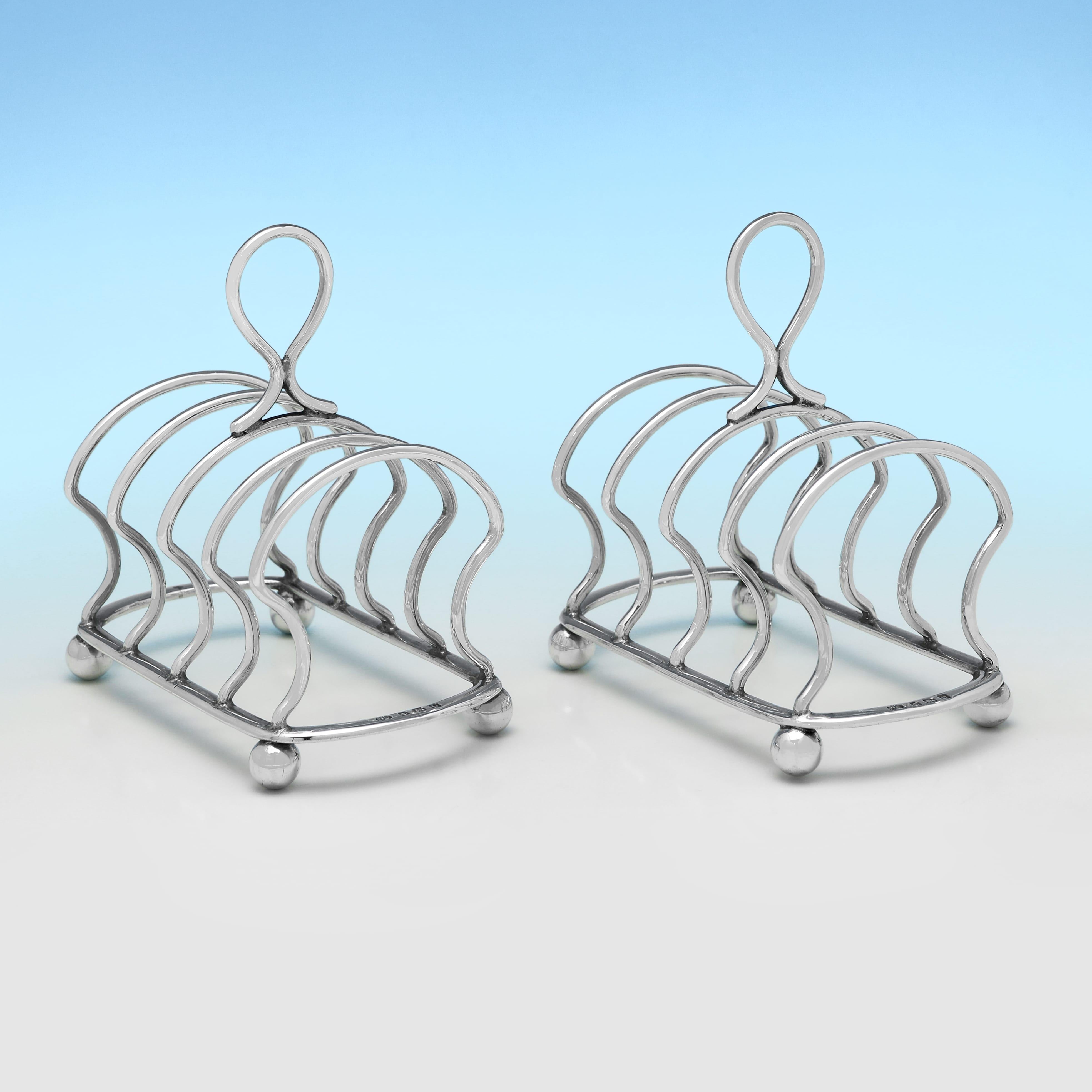Poinçonnée à Birmingham en 1913 par Elkington & Co, cette belle paire de porte-tartines anciens en argent sterling d'époque George V est de conception simple et peut contenir 4 toasts chacun. Les supports à toasts sont présentés dans leur boîte